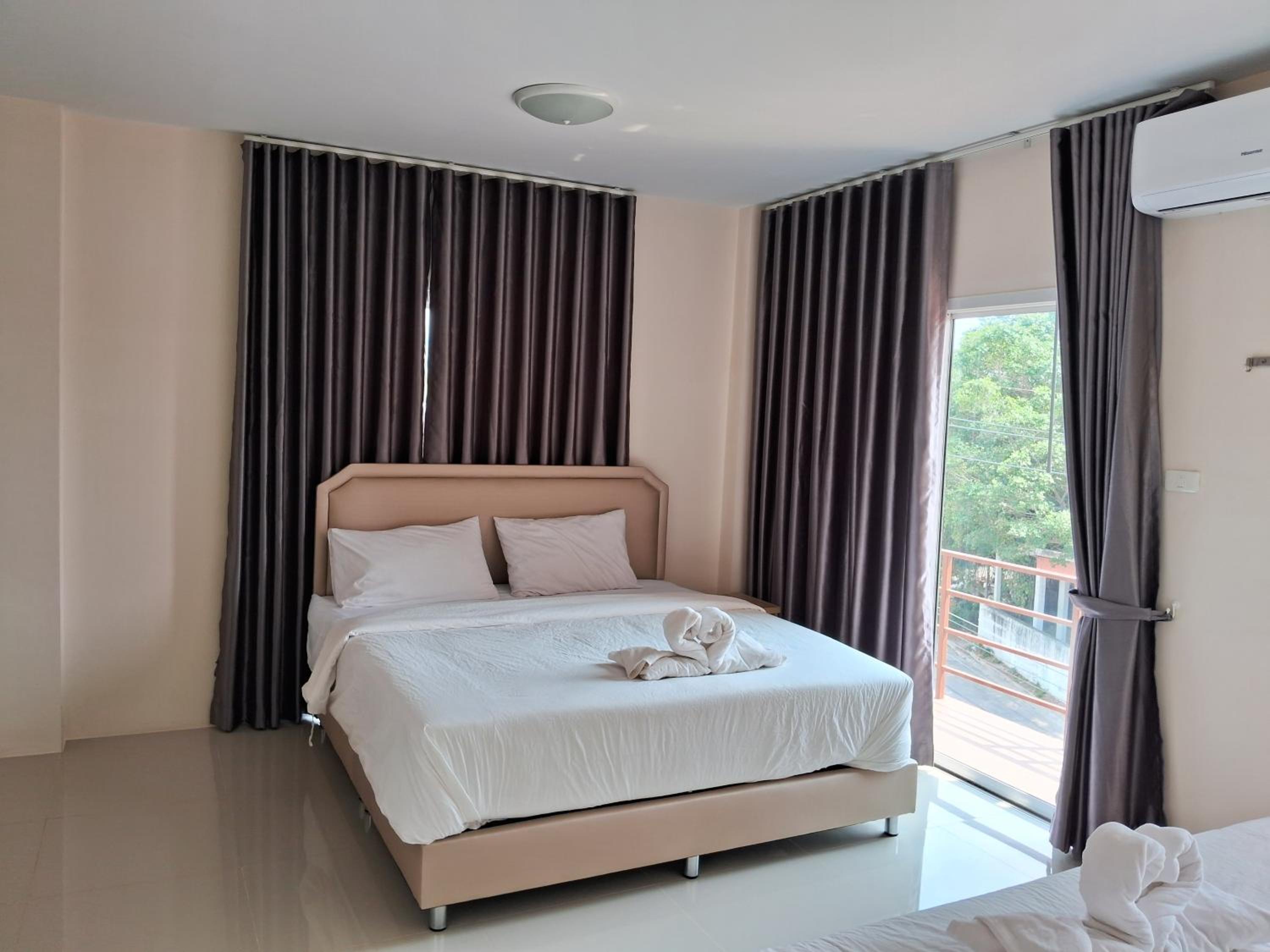 King Room with Two King Beds - Photo 11