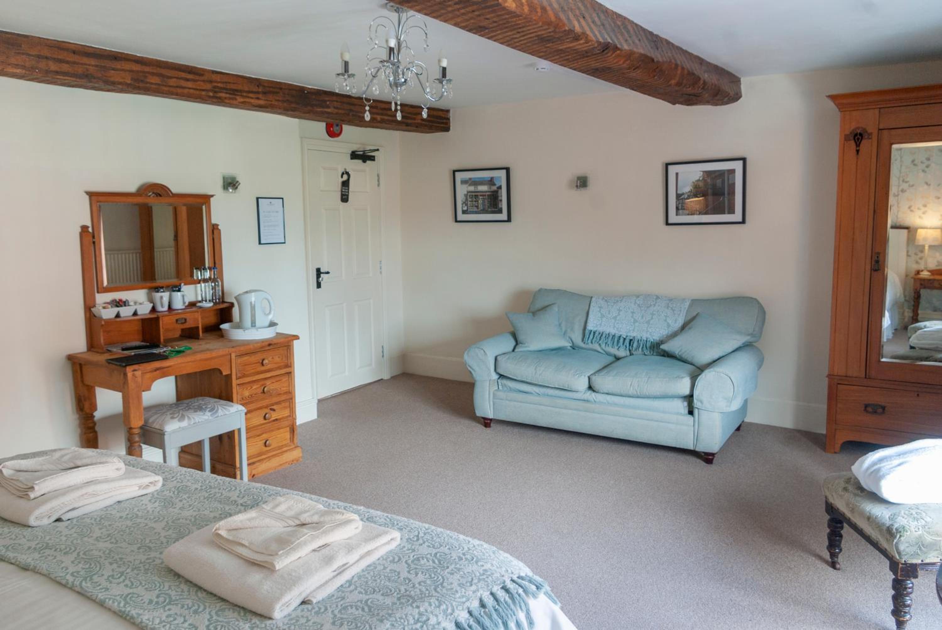 Deluxe King Suite - Photo 5