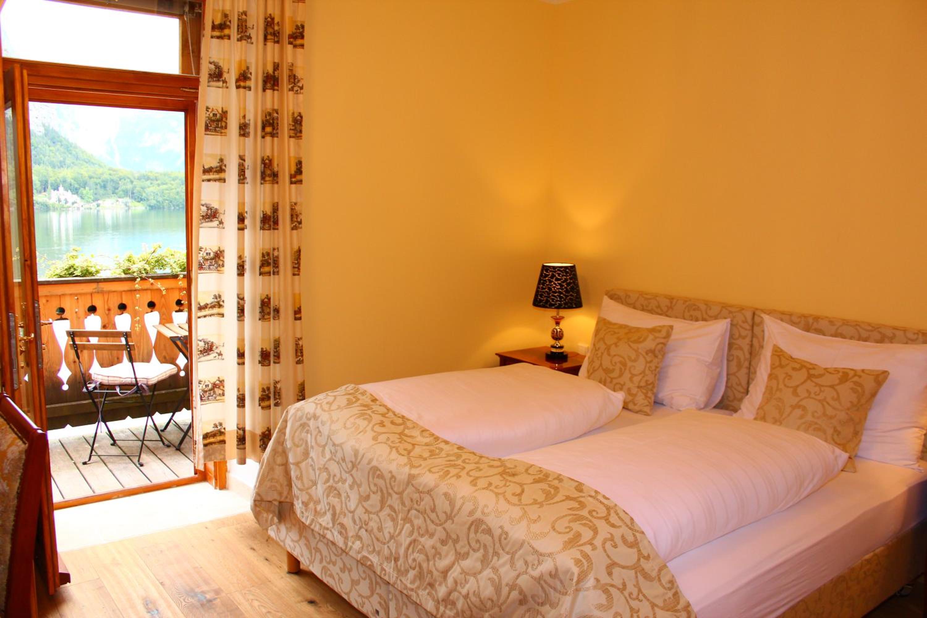 Double Room with Balcony Facing the Lake thumbnail 5