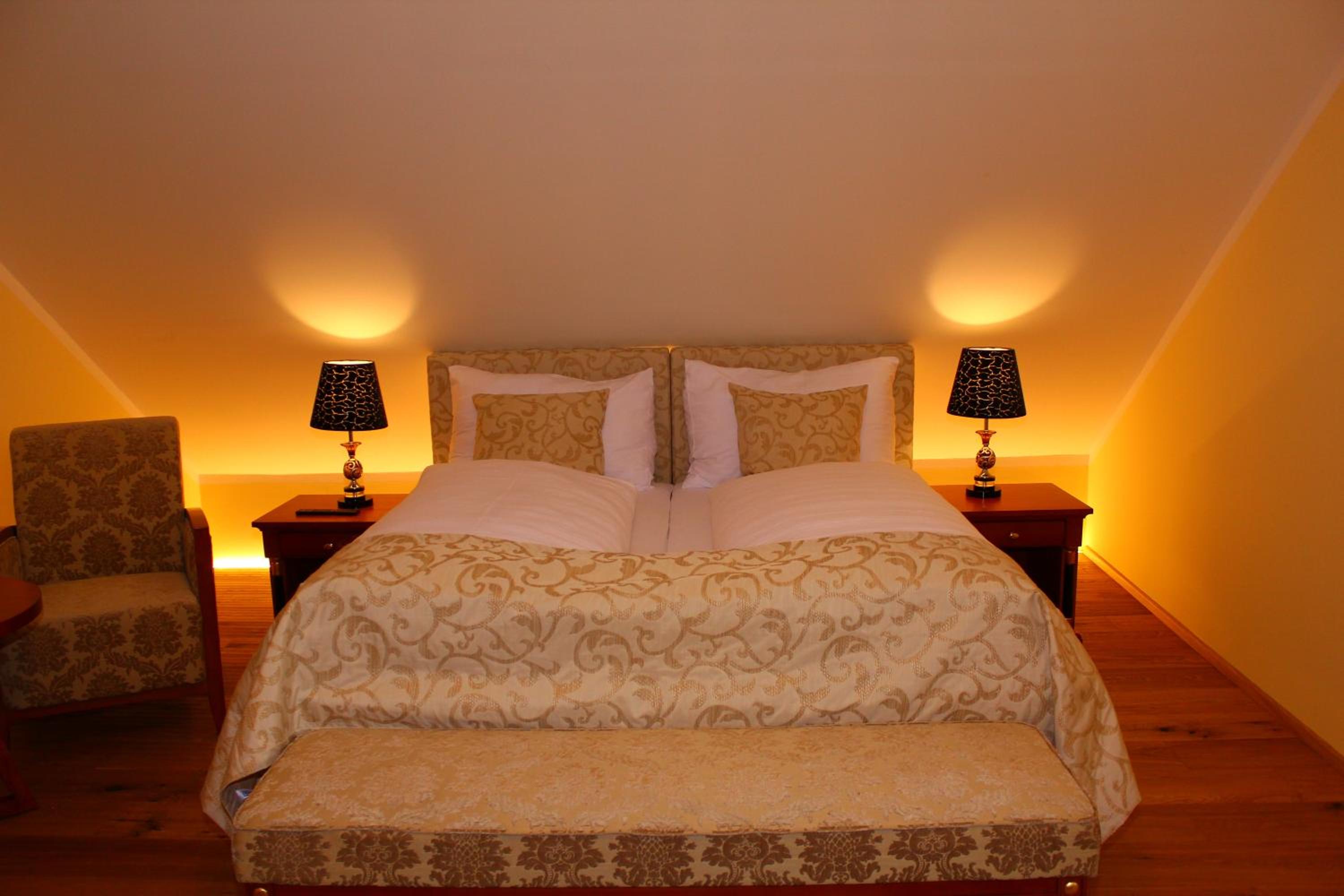 Double Room with Balcony Facing the Lake thumbnail 6