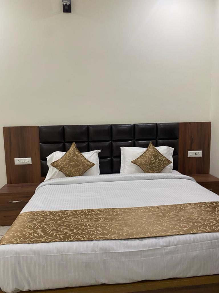 Deluxe Double Room (2 Adults + 1 Child)