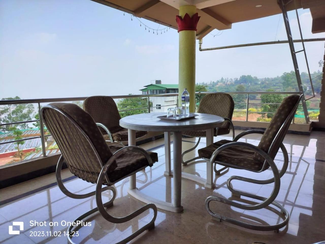 Family Room With Lake View photo 3