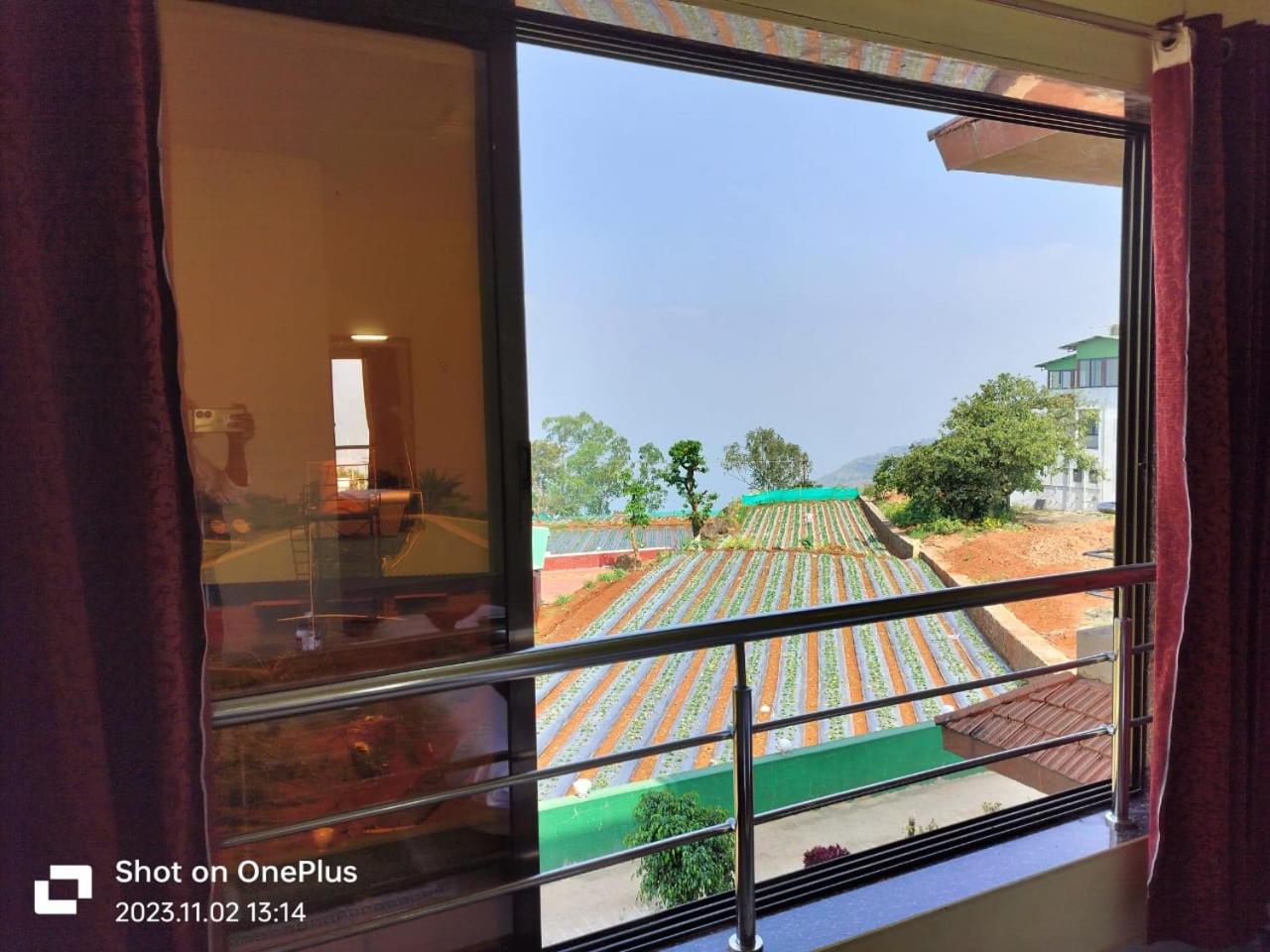 Family Room With Lake View photo 2