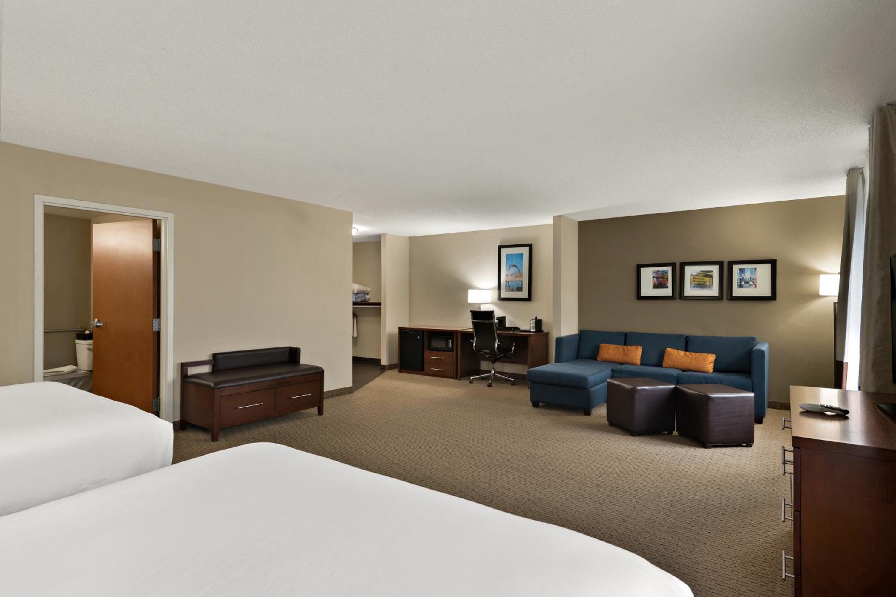 Queen Suite with 2 Queen Beds - Disability Access/Non-Smoking - Photo 7