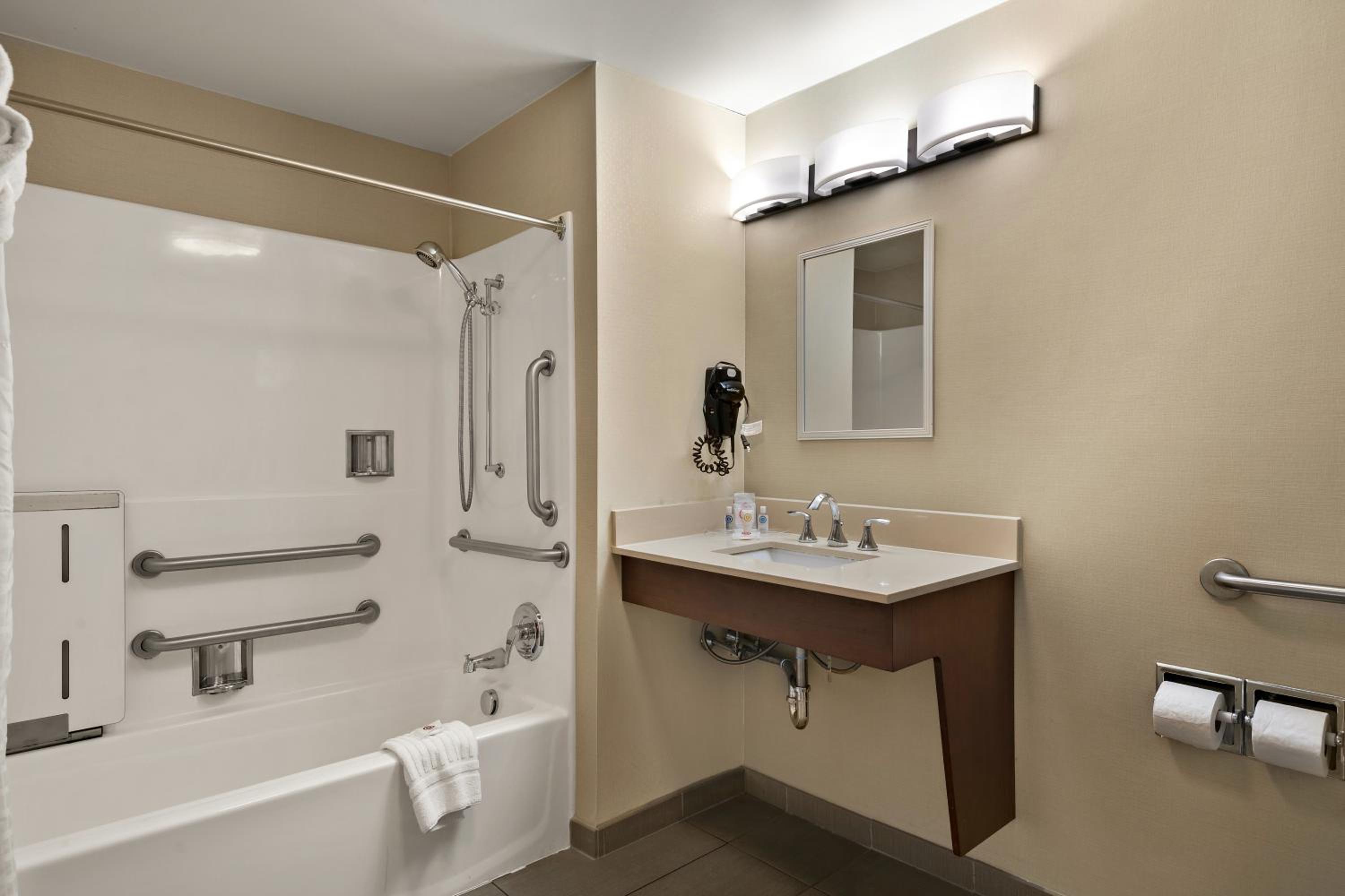 Queen Suite with 2 Queen Beds - Disability Access/Non-Smoking - Photo 6