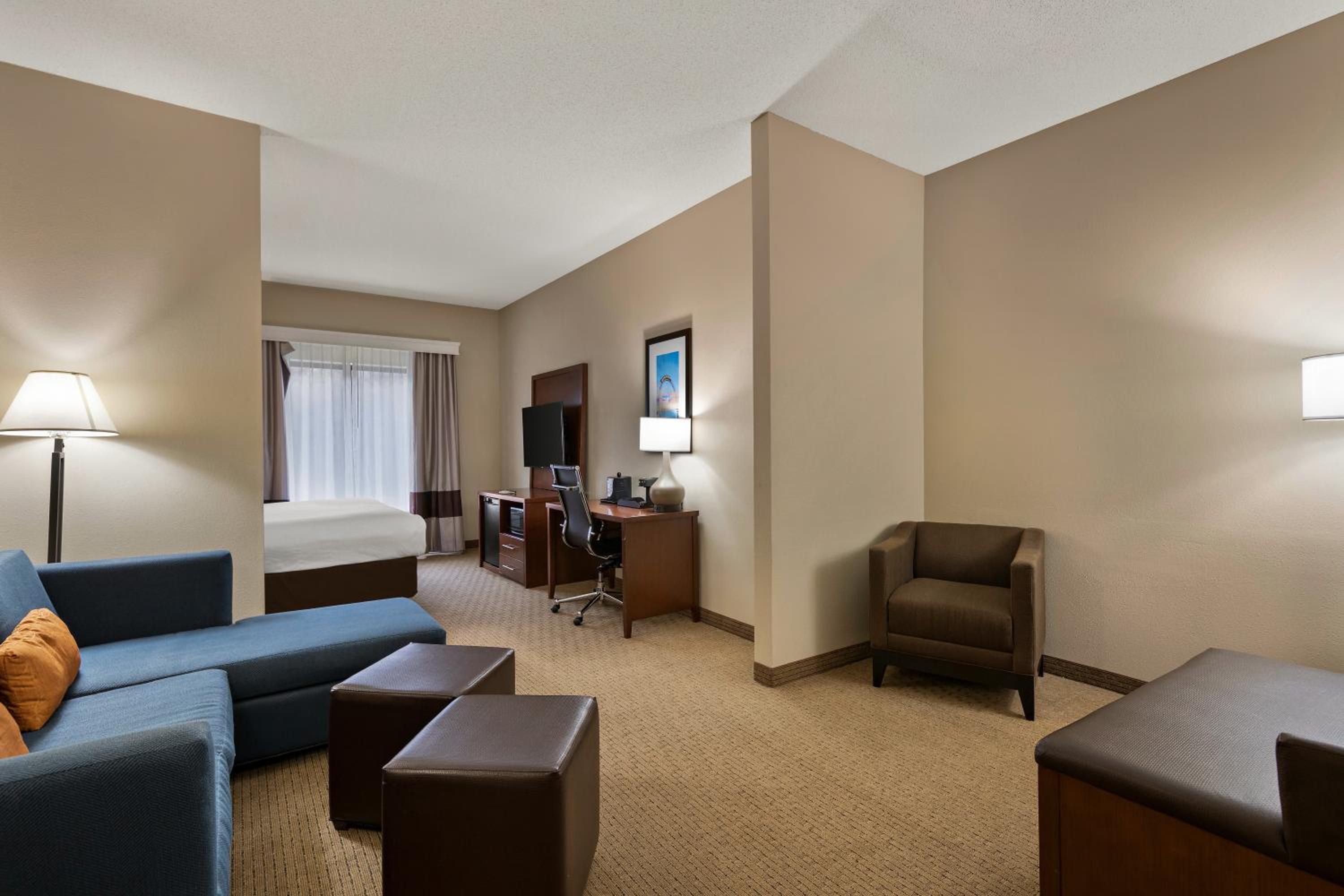 Efficiency One Room Suite with Roll-In Shower - Disability Access/Non Smoking - Photo 1