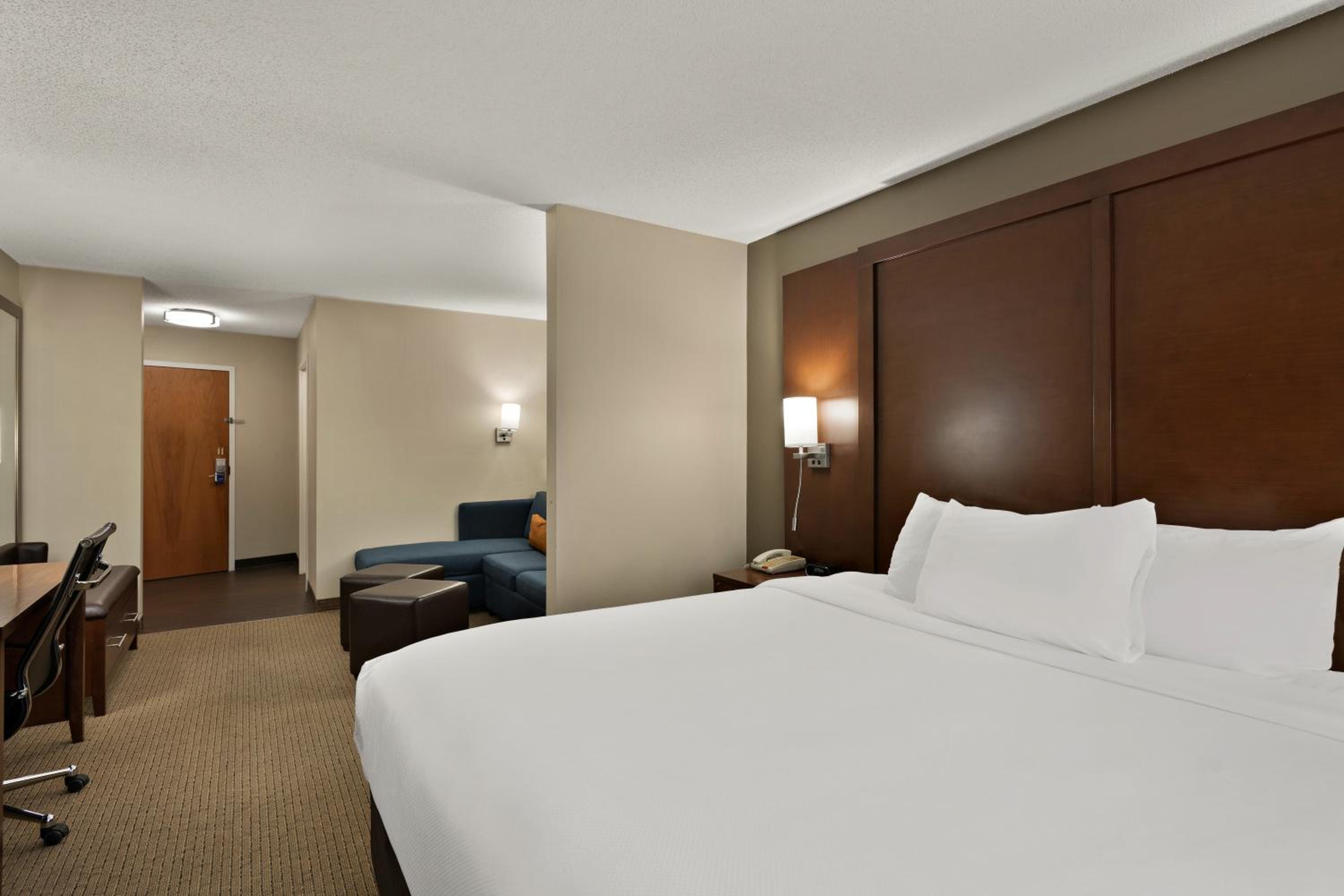 King Suite - Non-Smoking - Photo 3