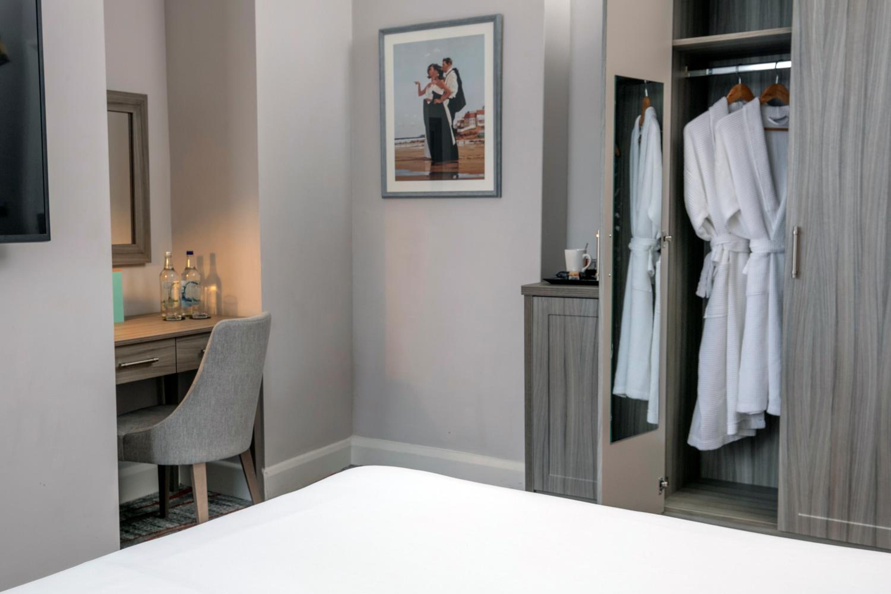 Deluxe Double Room - Photo 9
