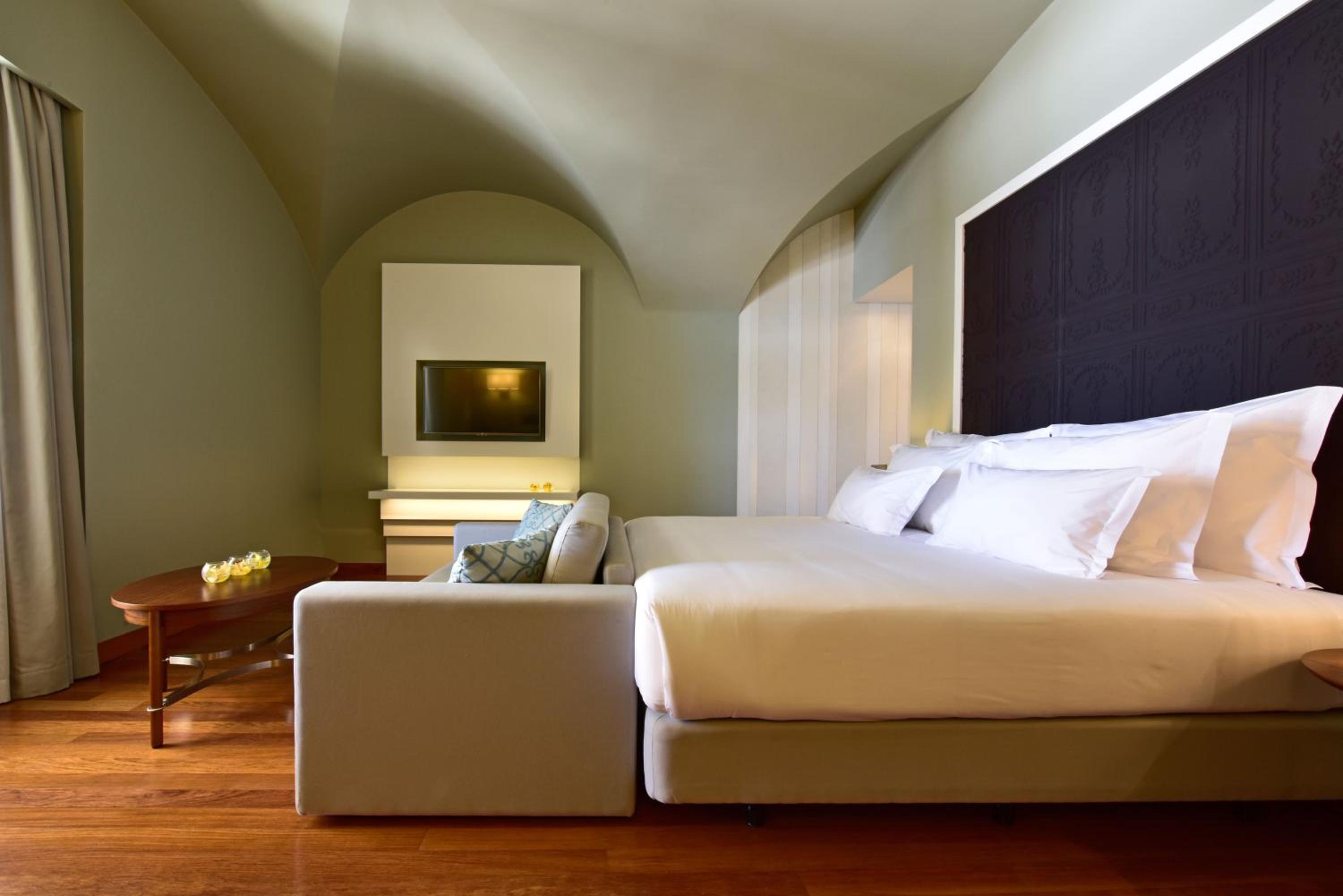 Standard Suite with King Size Bed - Photo 3