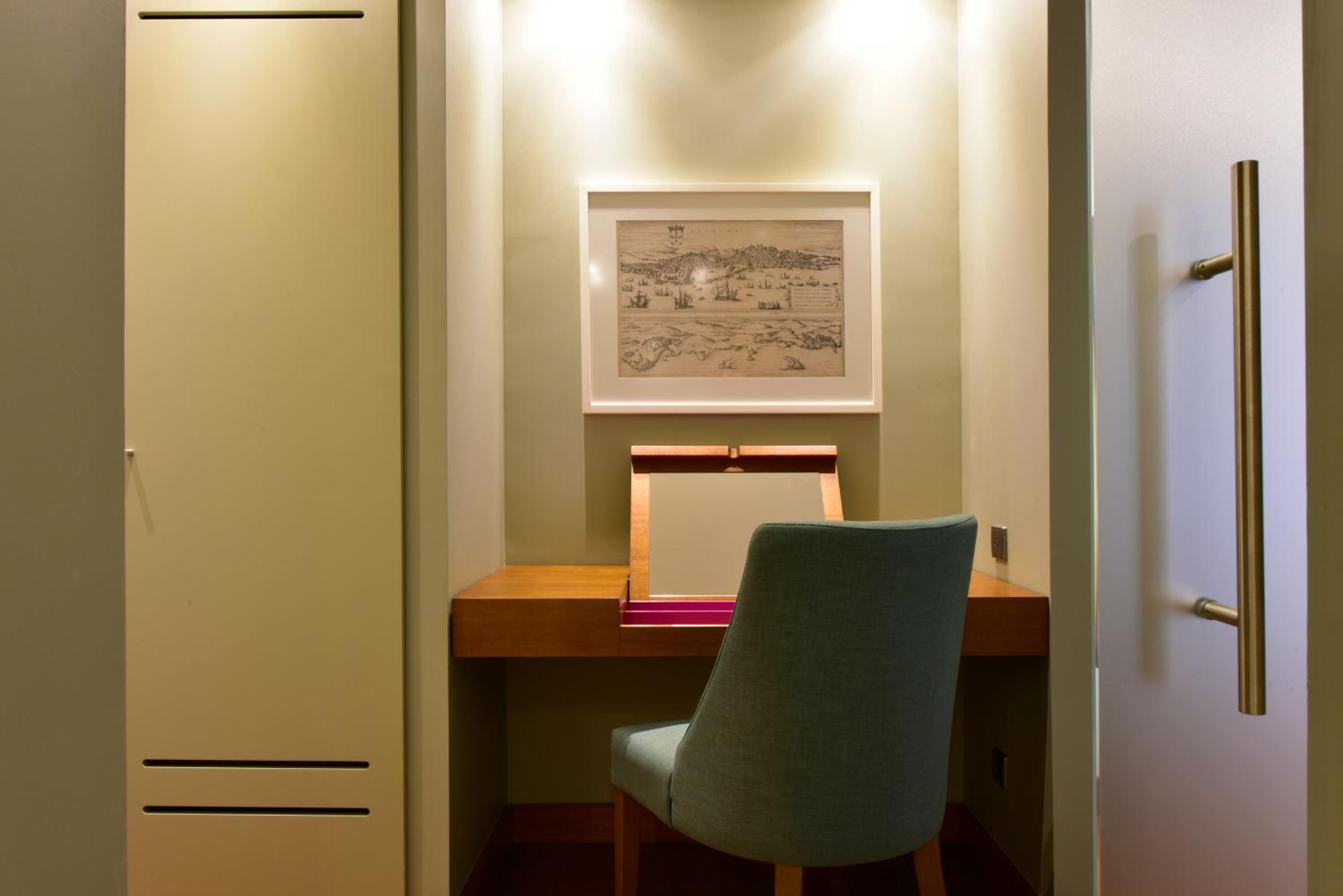 Standard Suite with King Size Bed - Photo 2