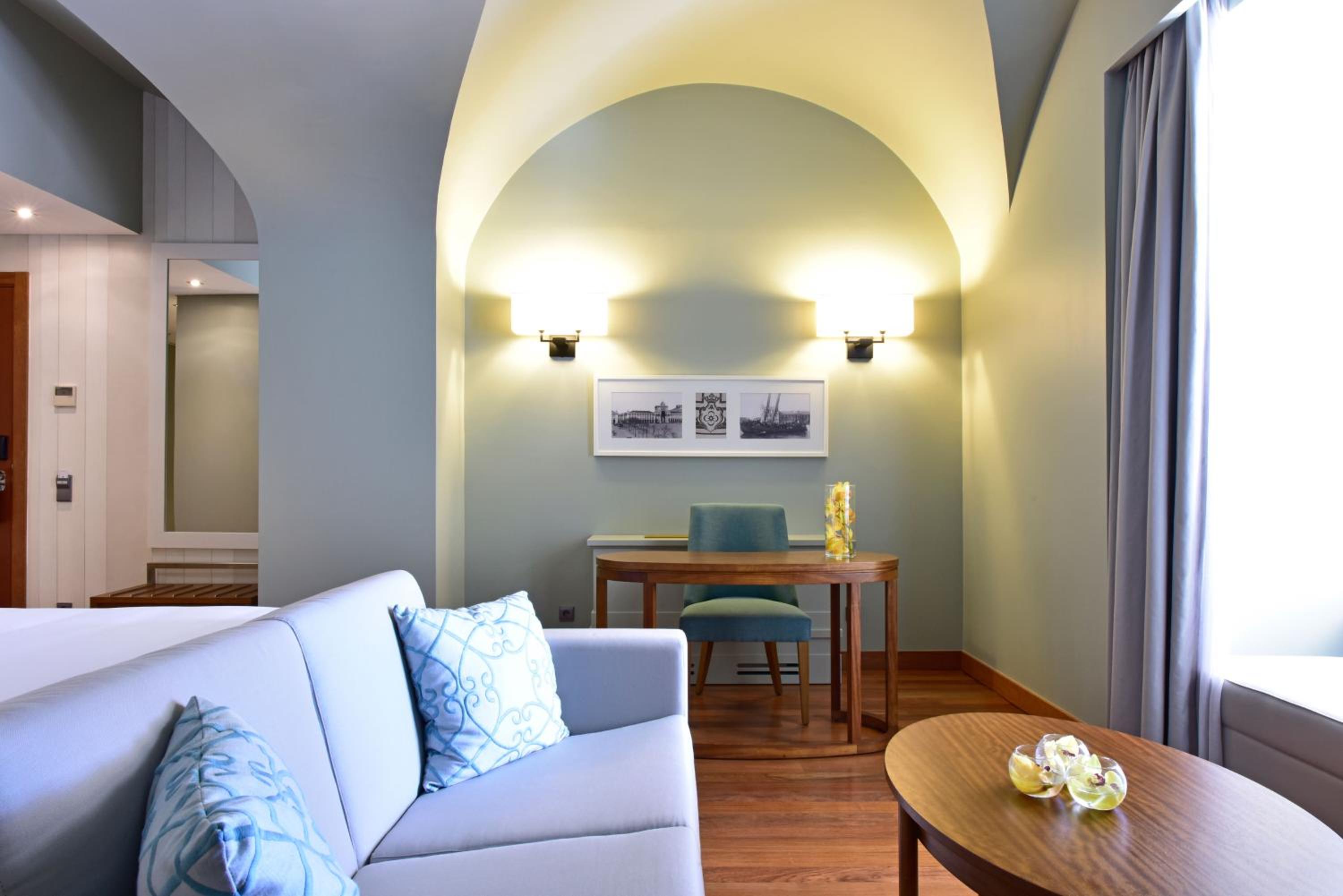 Standard Suite with King Size Bed - Photo 4