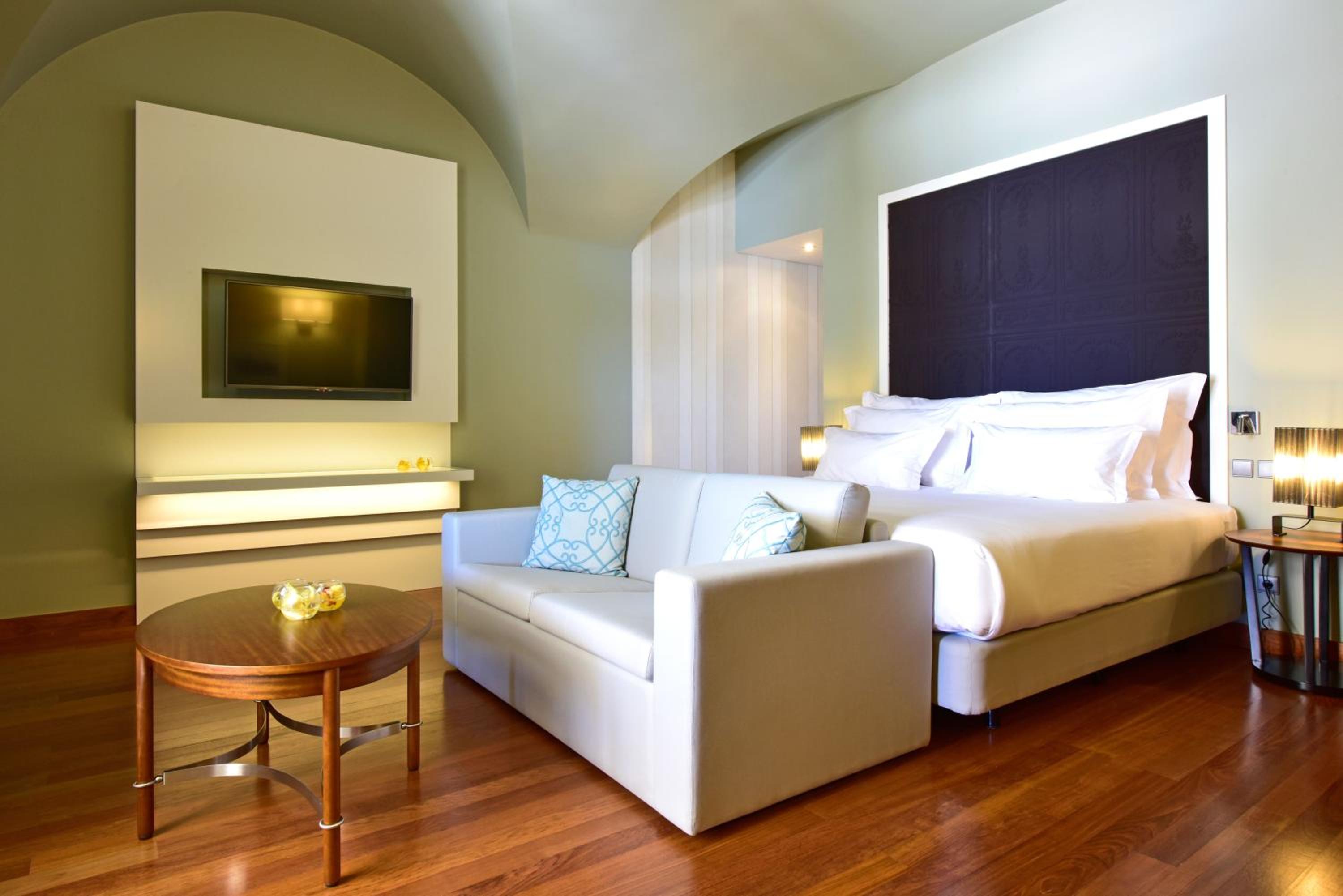 Standard Suite with King Size Bed - Photo 5