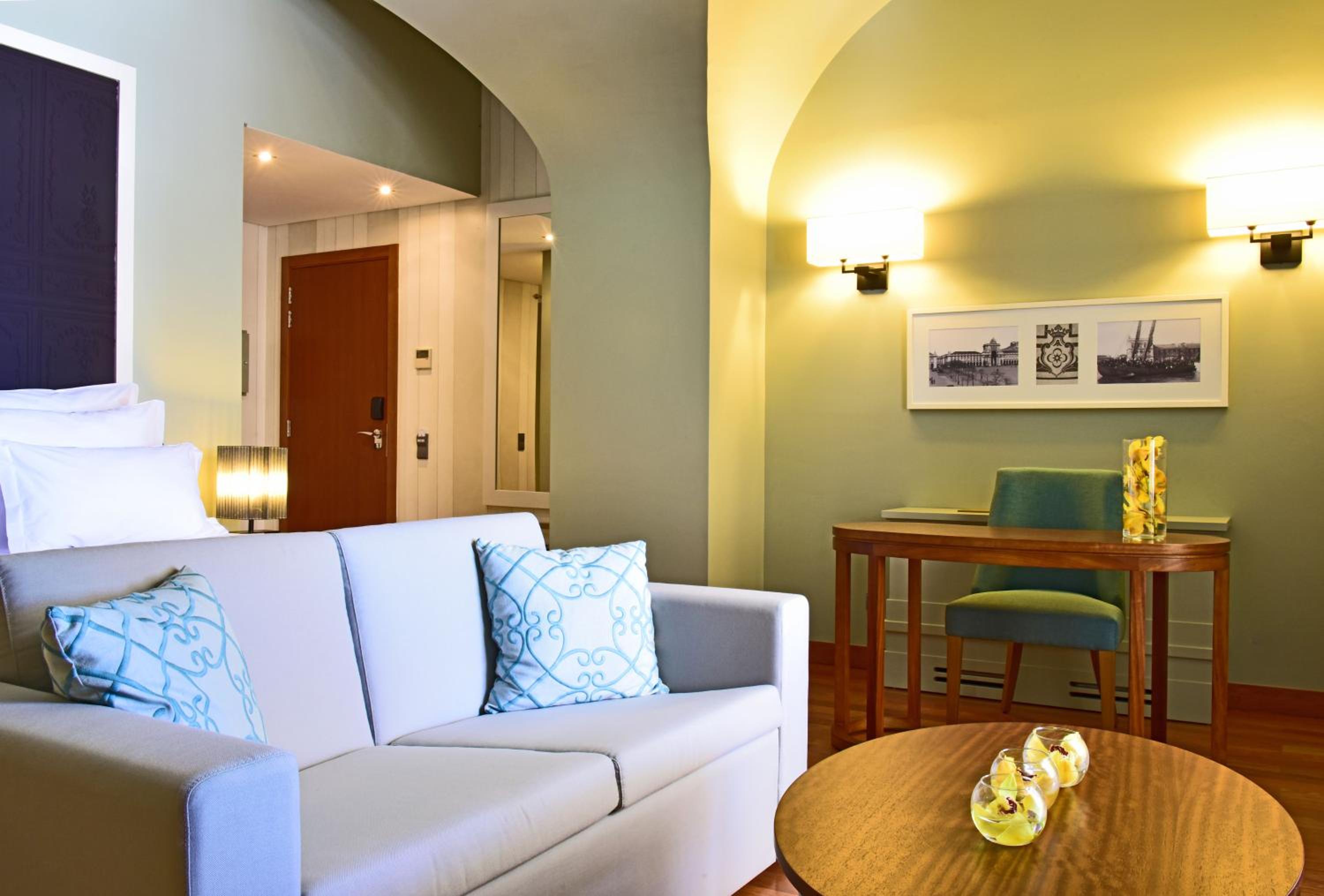 Standard Suite with King Size Bed - Photo 1
