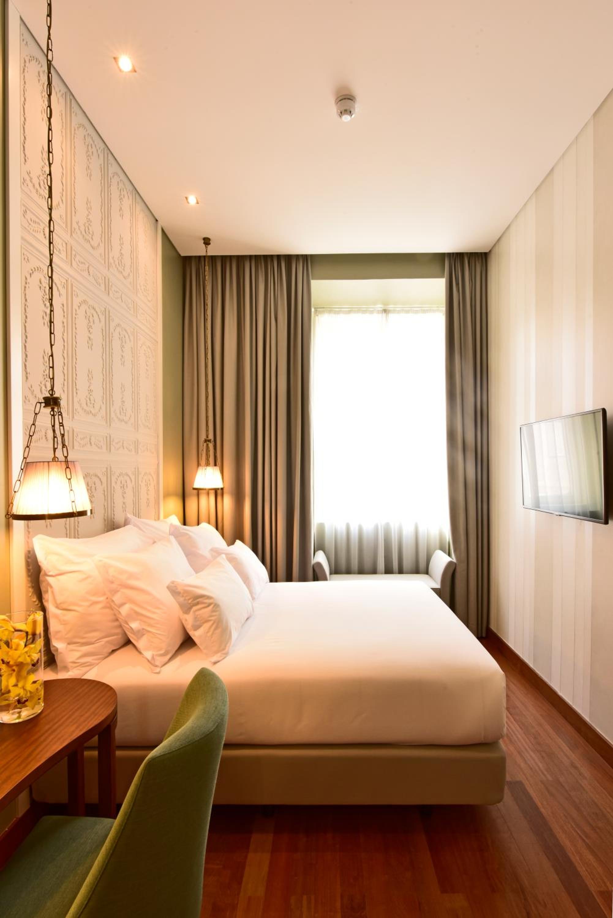 Cozy Room with Queen Size Bed