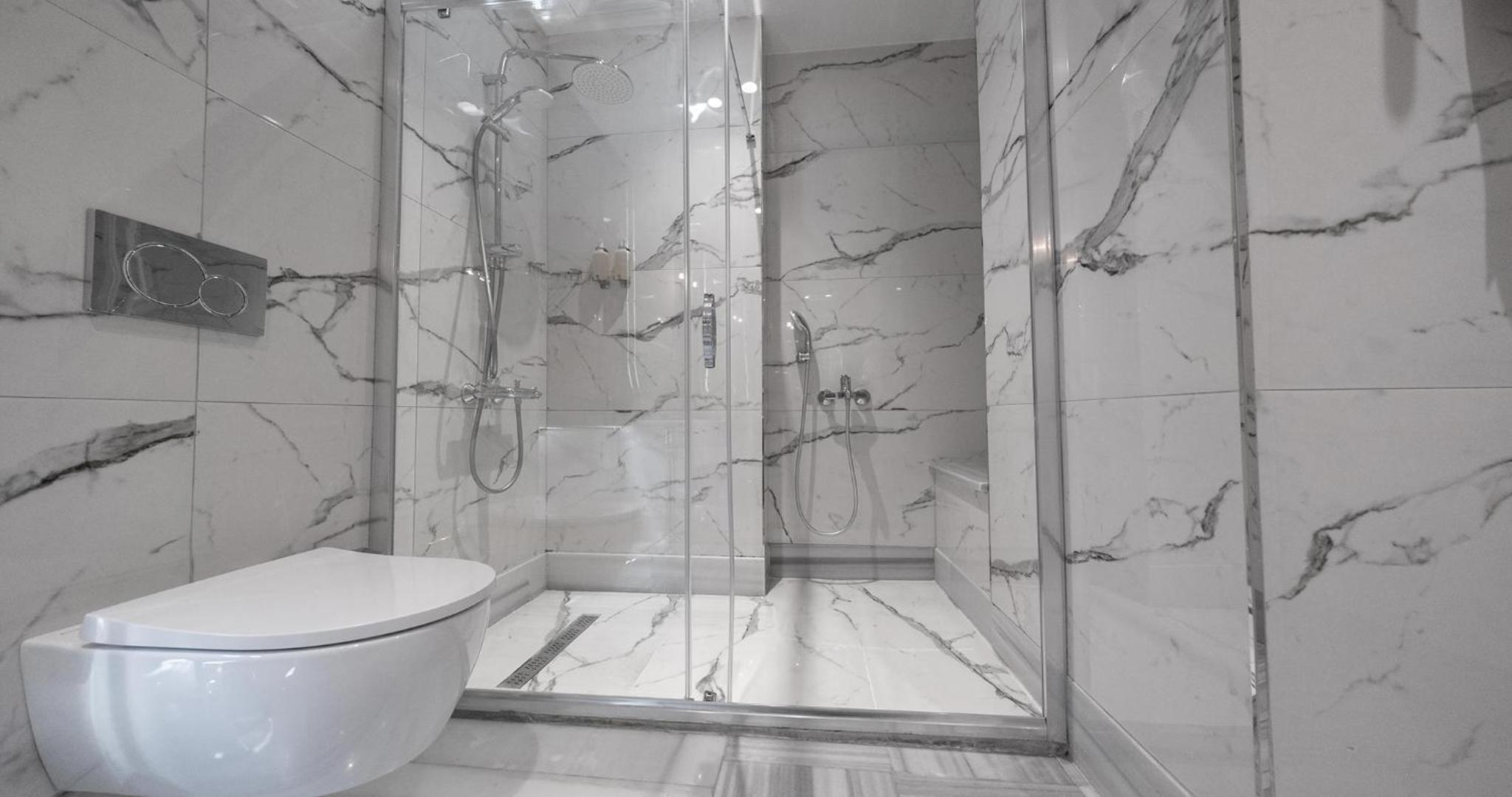 Deluxe Suite with Jacuzzi thumbnail 6