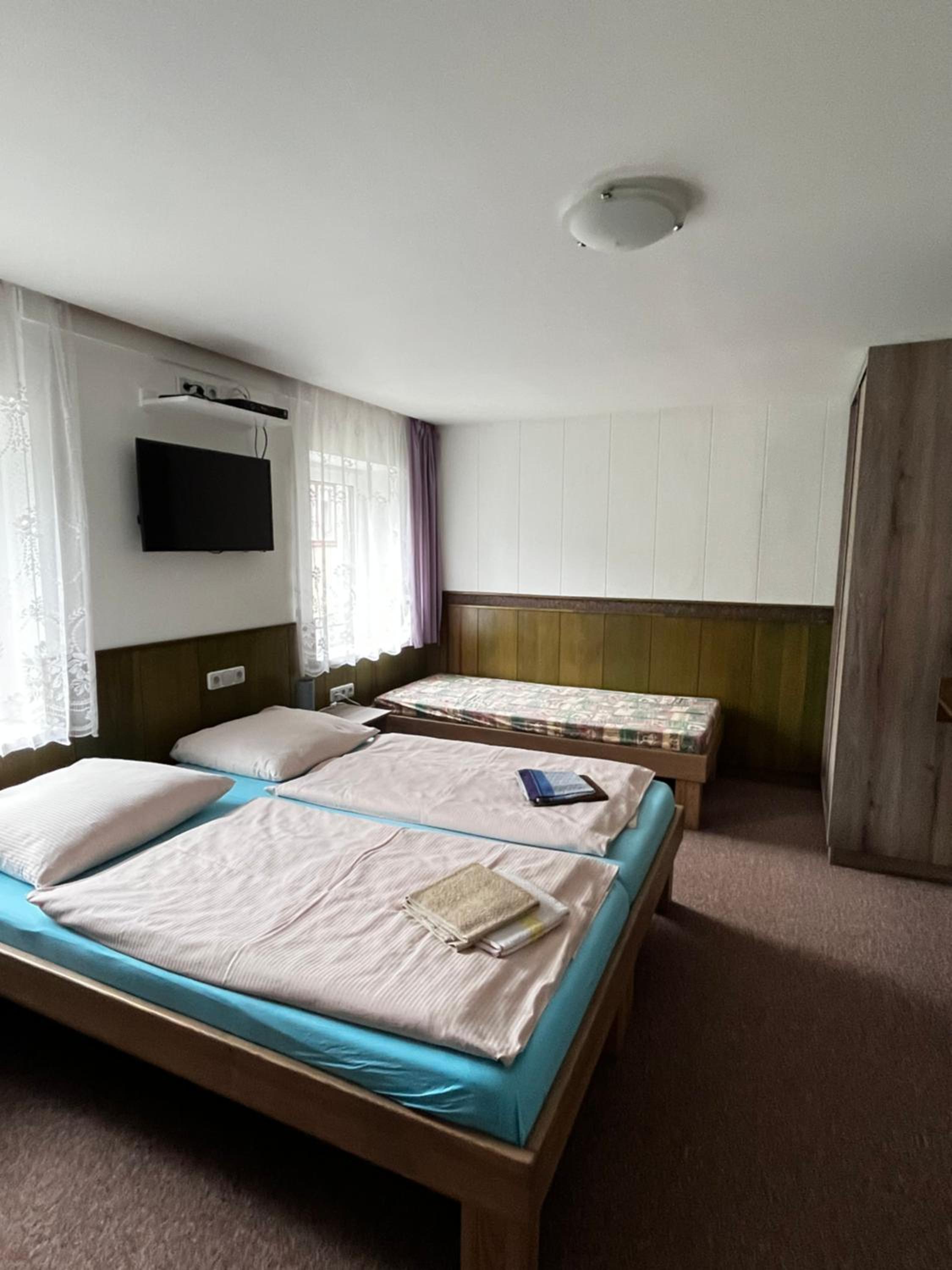 Quadruple Room with Private Bathroom photo 2