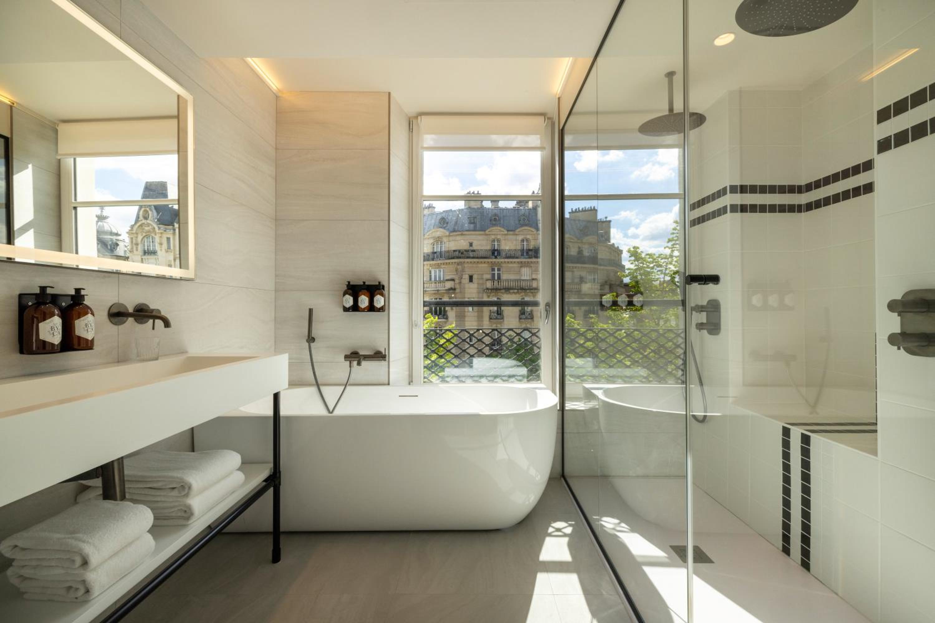 Junior Suite with Eiffel Tower View photo 3