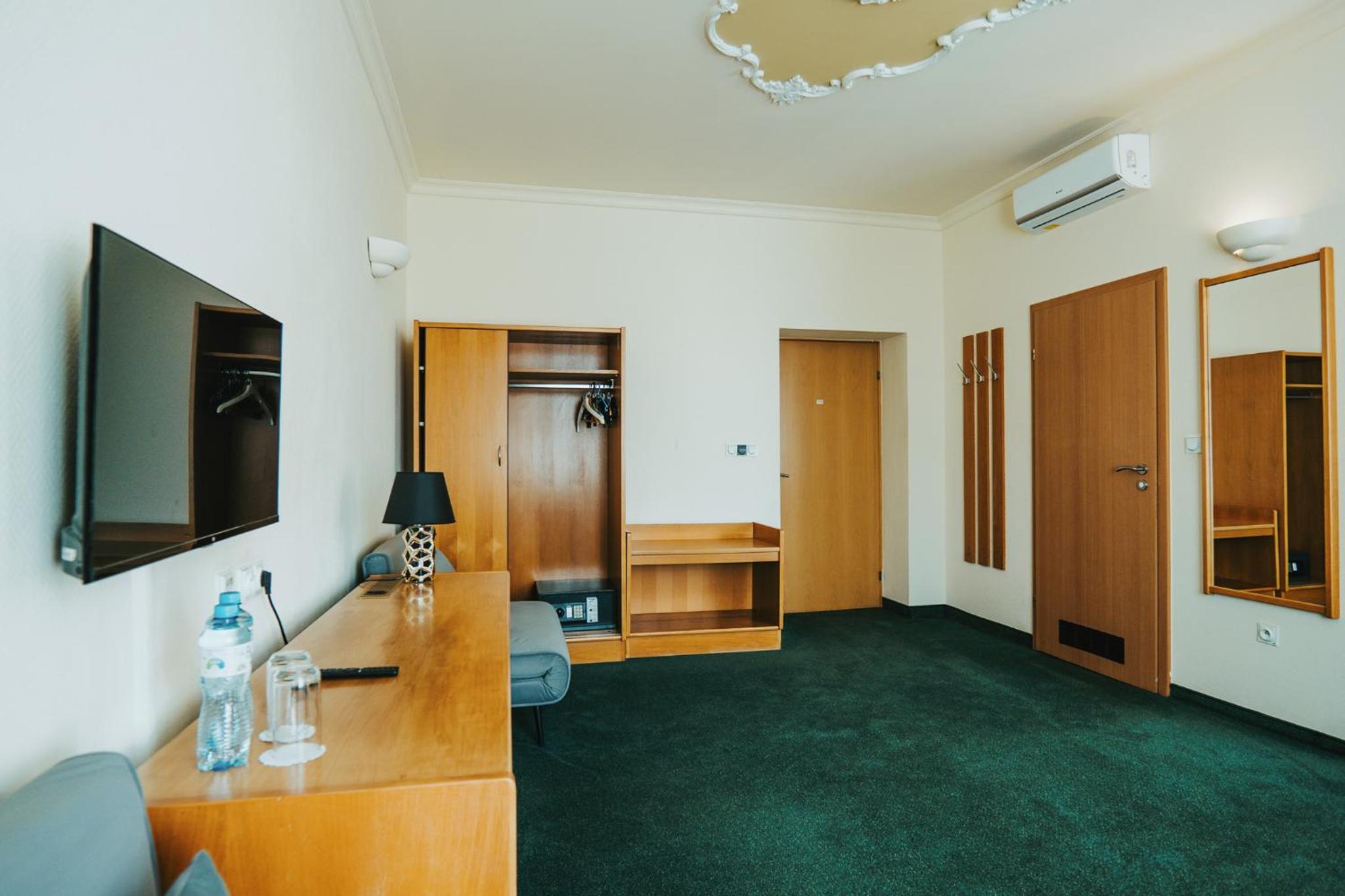 Large Double or Twin Room - Photo 2