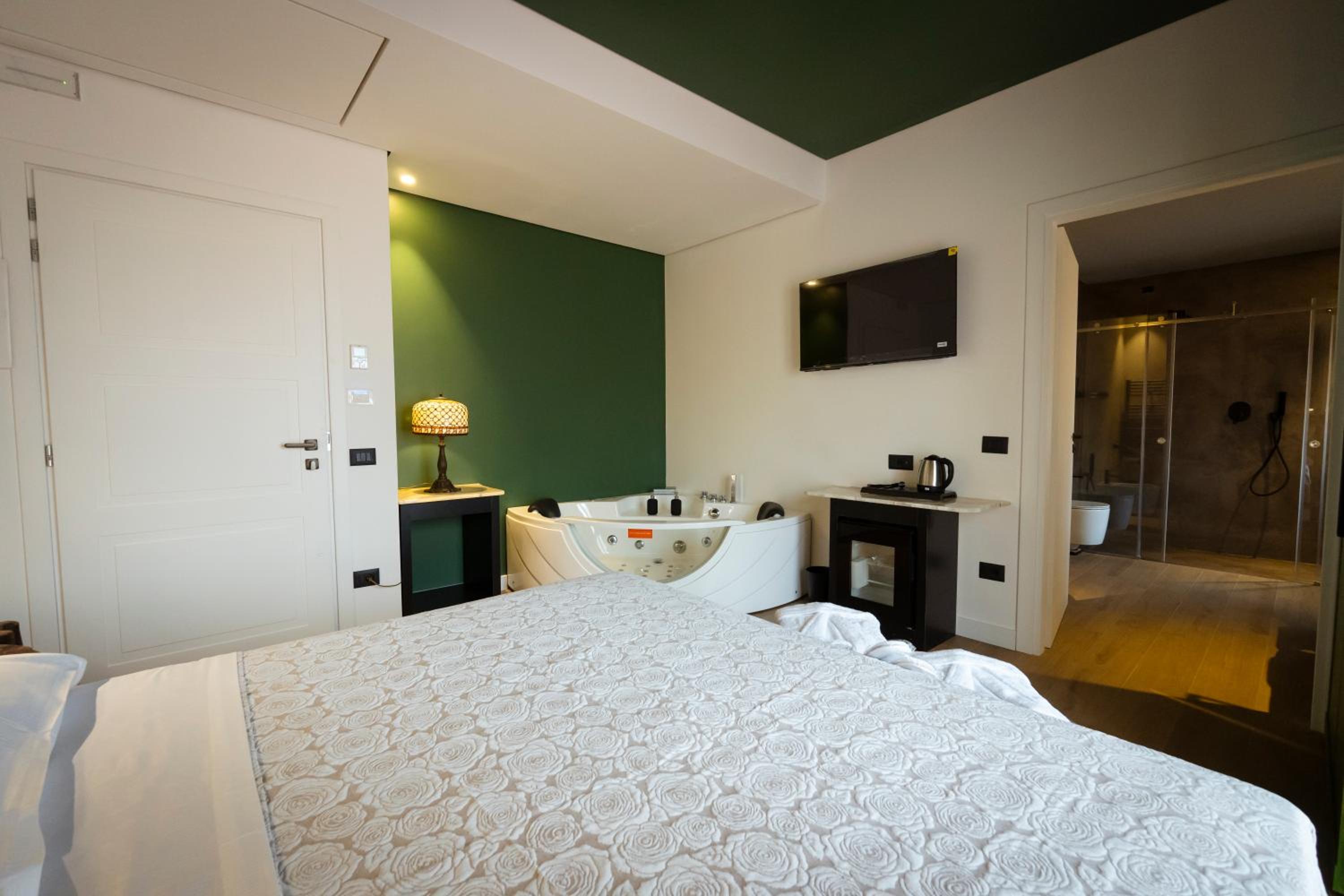 Double Room with Spa Bath - Photo 7