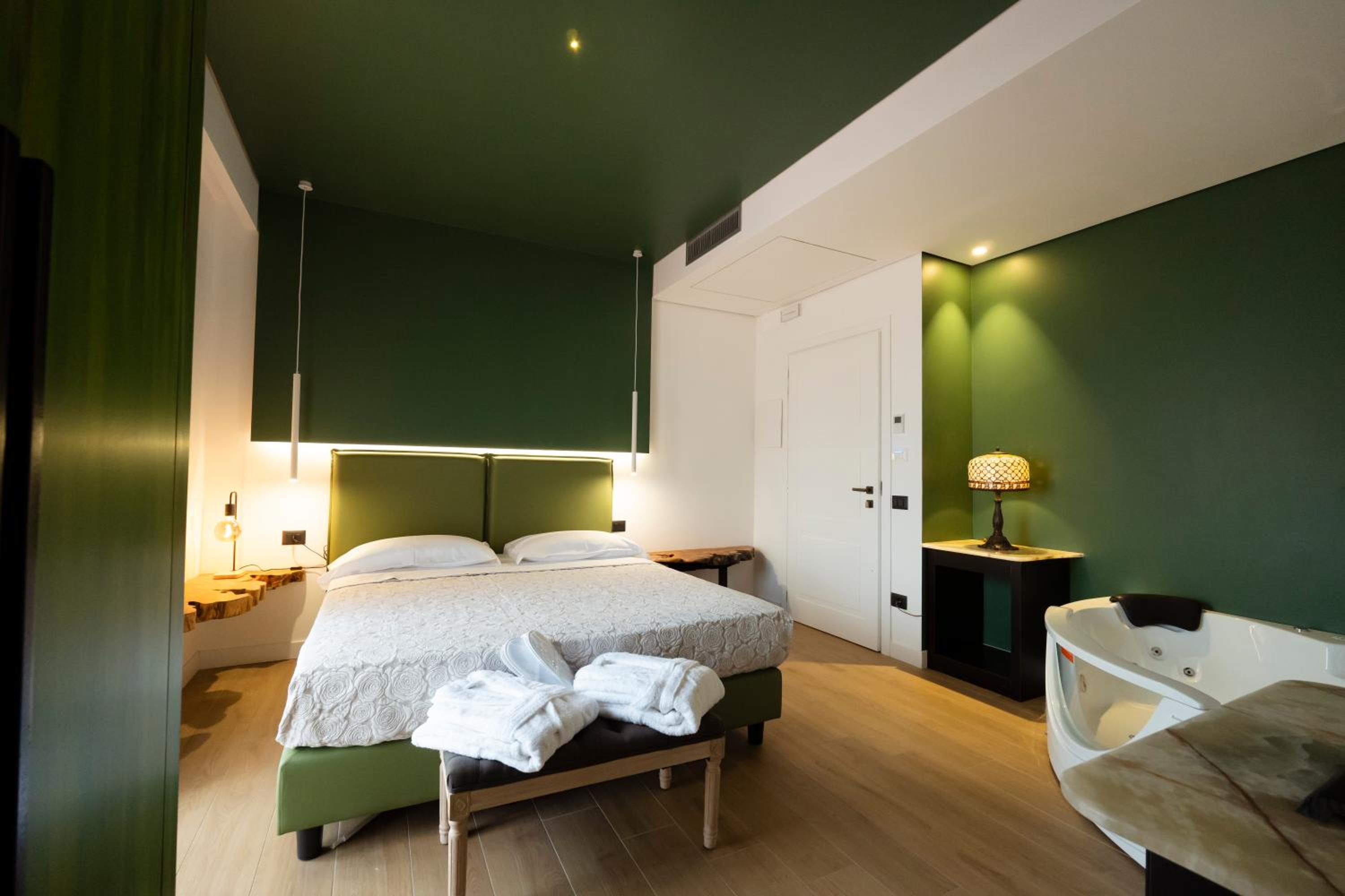 Double Room with Spa Bath - Photo 6