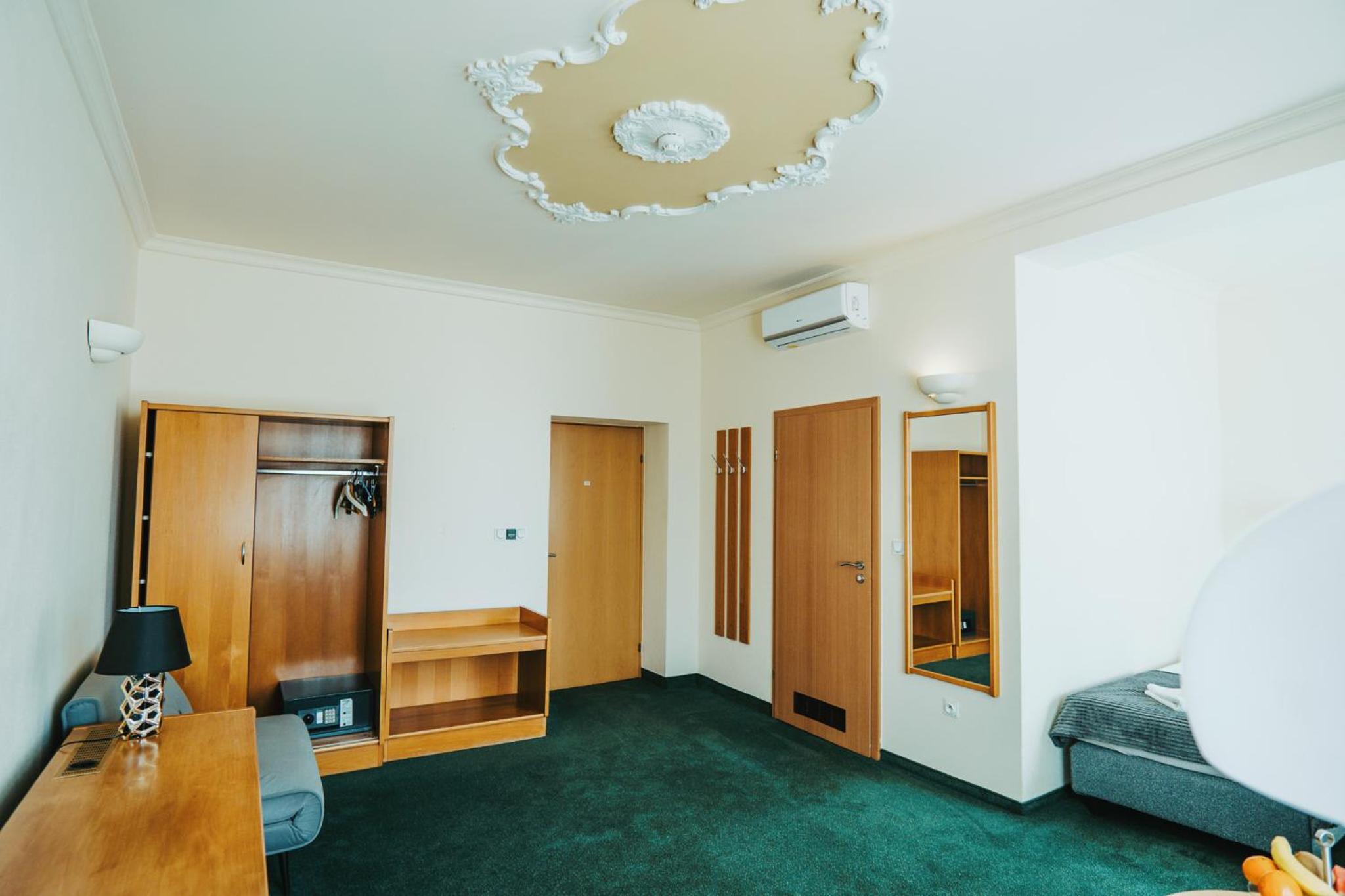 Large Double or Twin Room - Photo 3