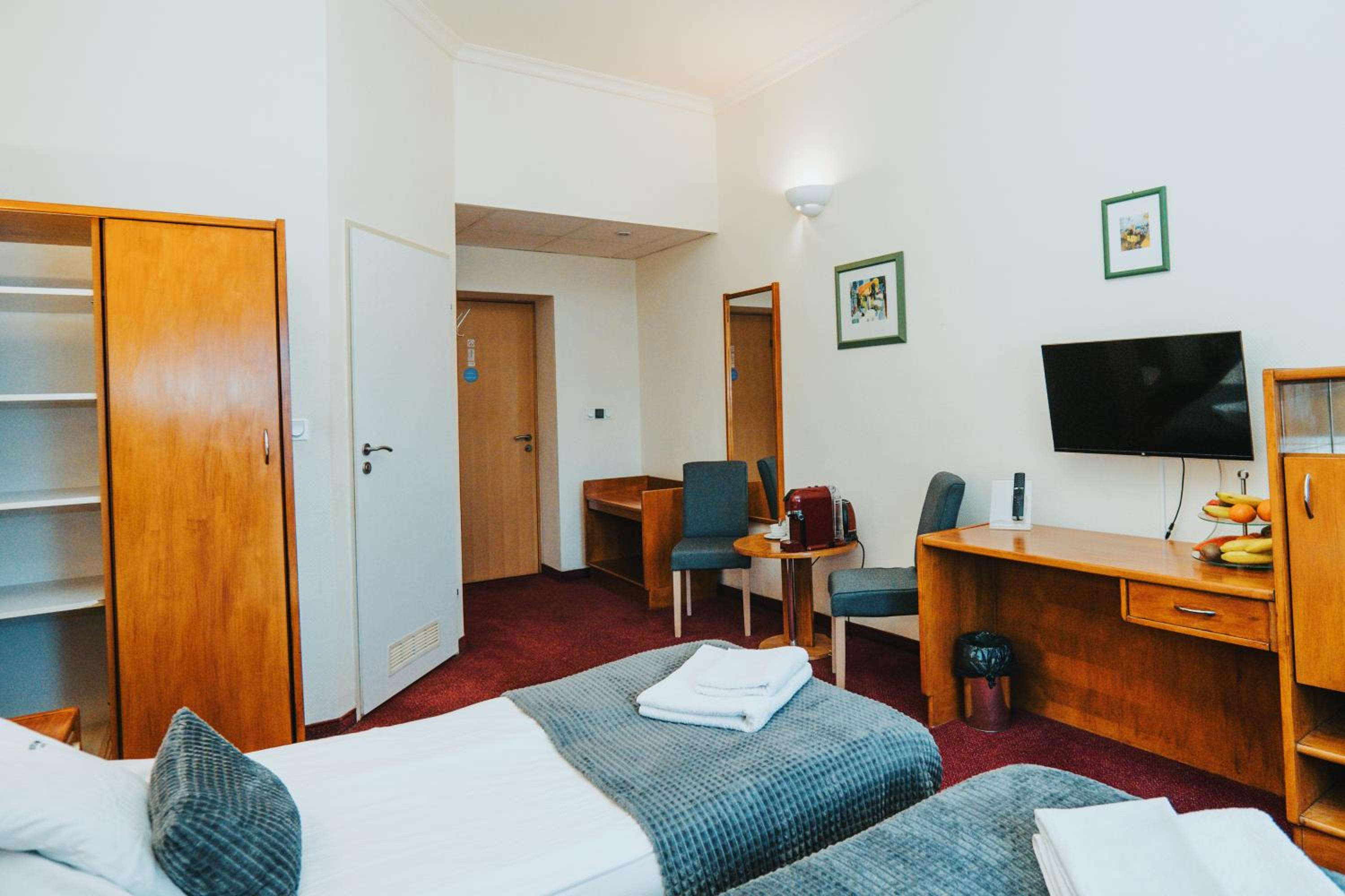 Double Room - Photo 6