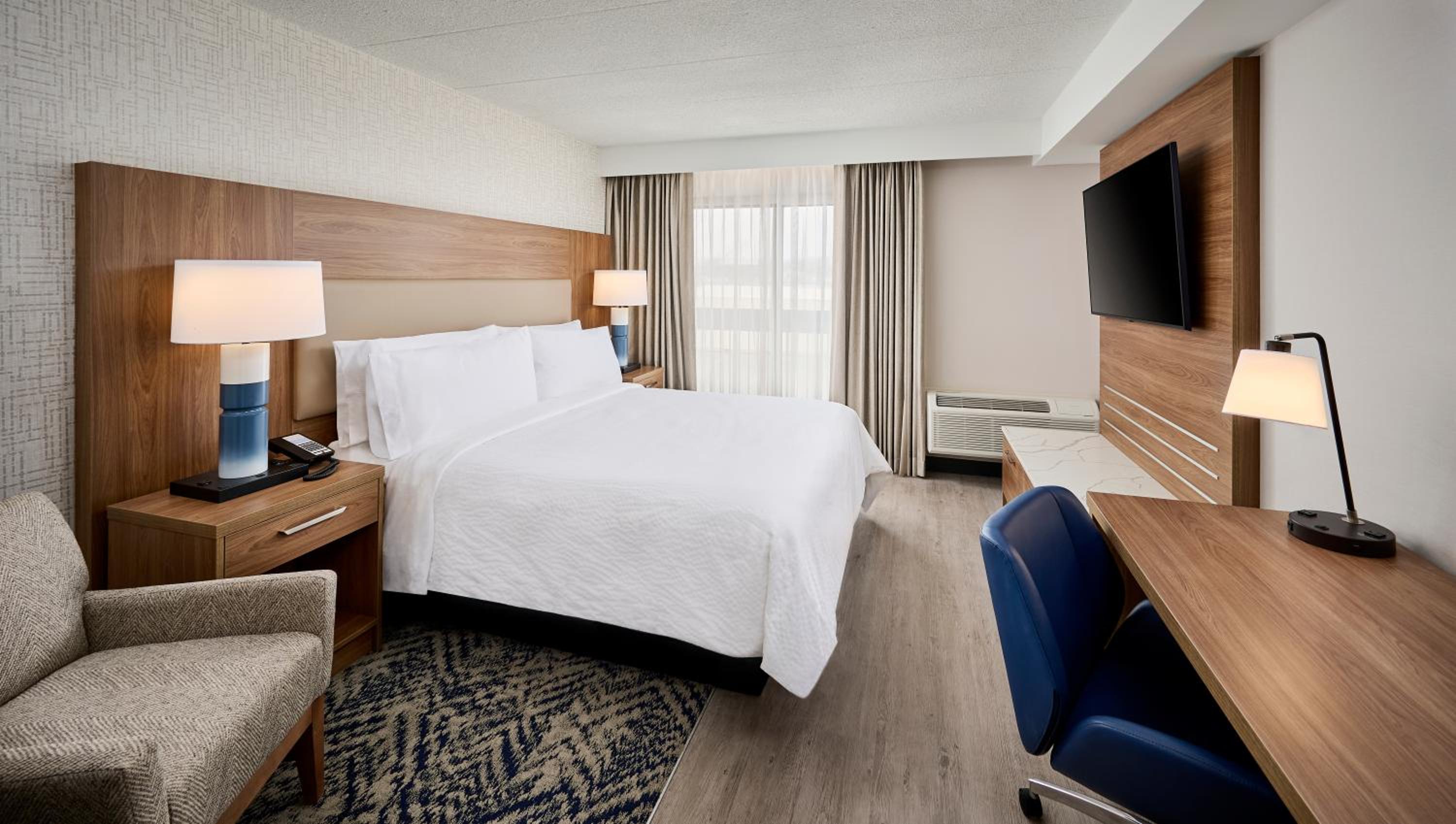 Studio King Suite with Roll In Shower - Accessible