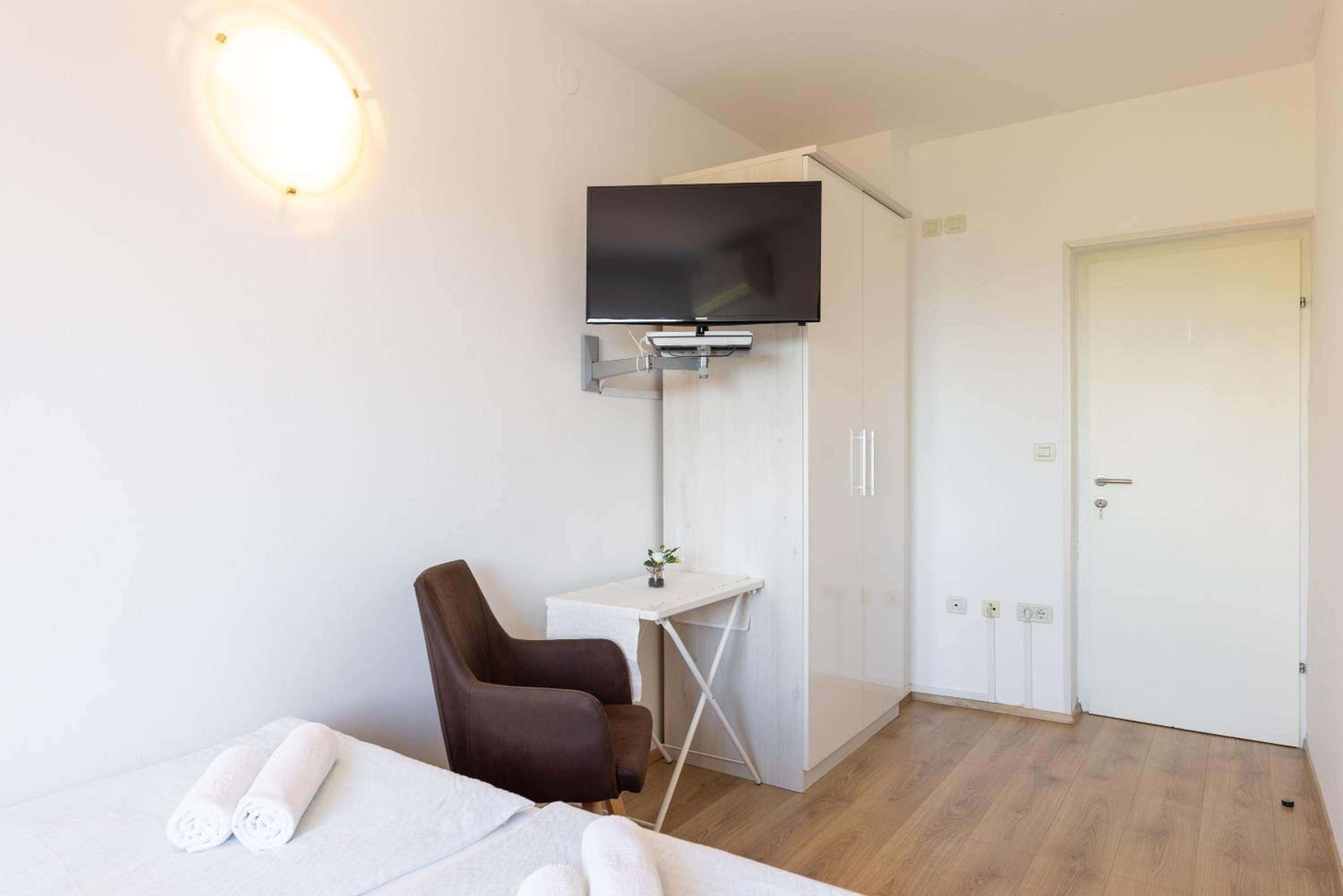 Double Room - Photo 2
