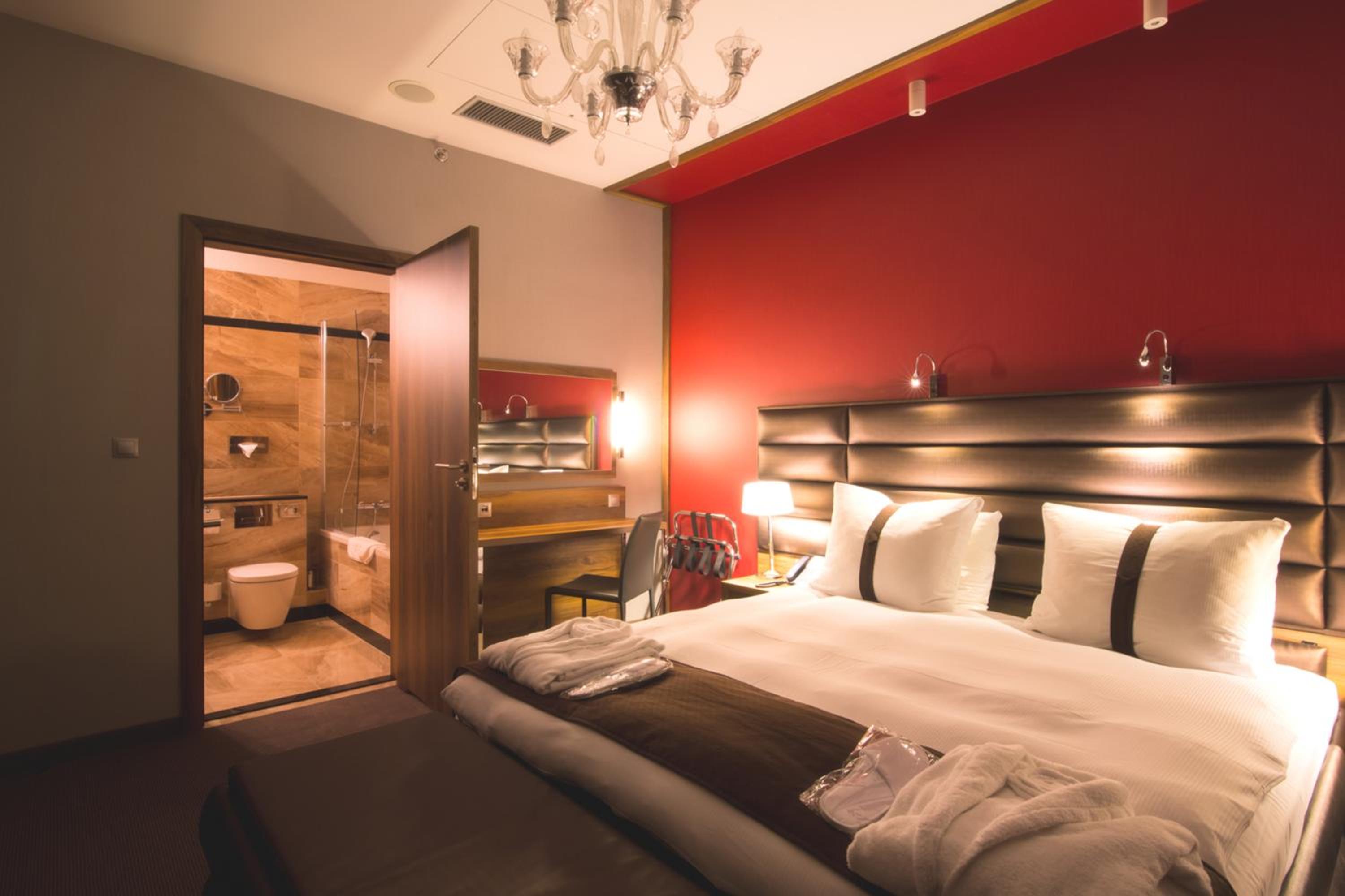One-Bedroom Suite with Sofa Bed photo 2