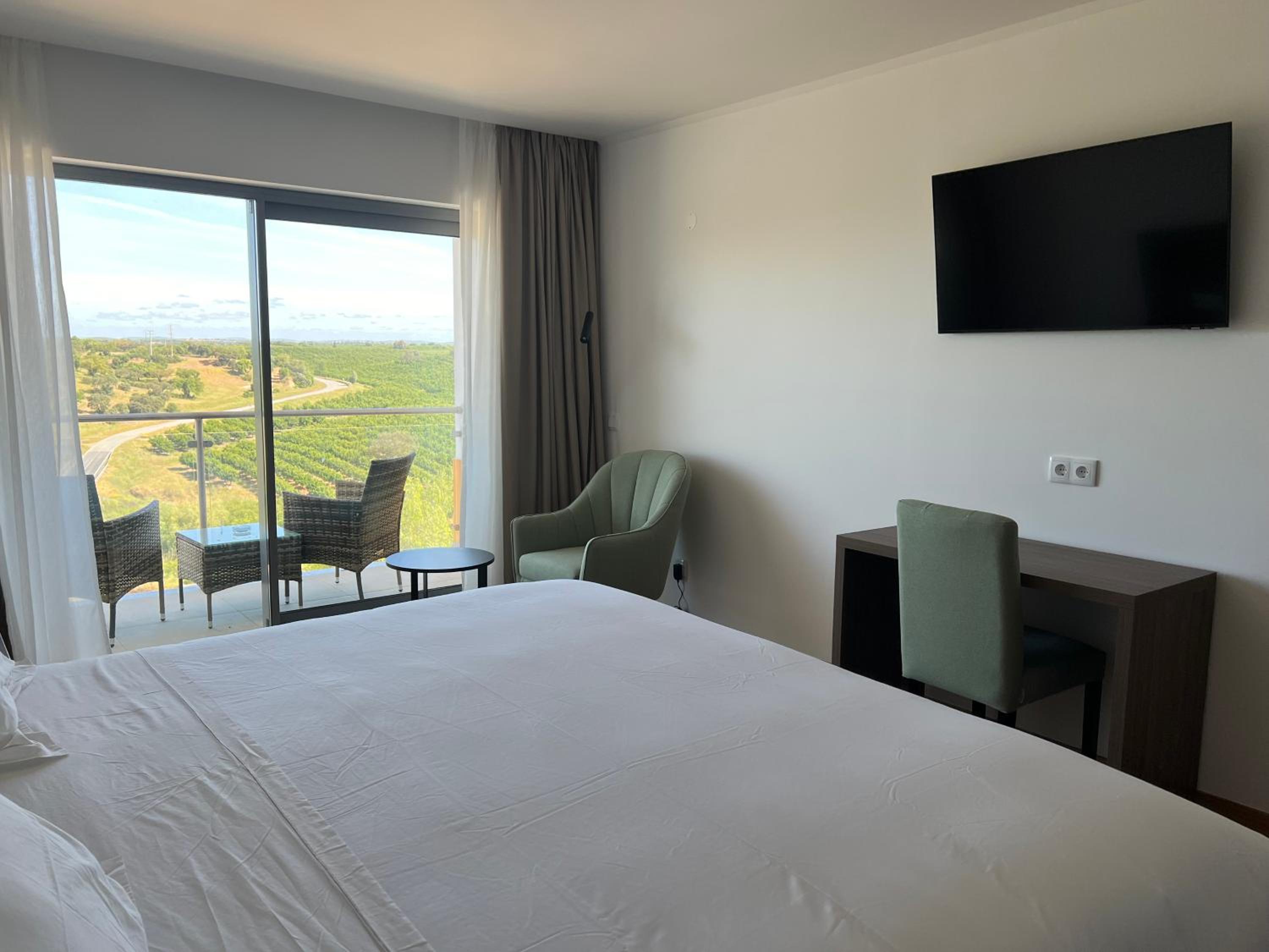King Room with Balcony - Photo 4