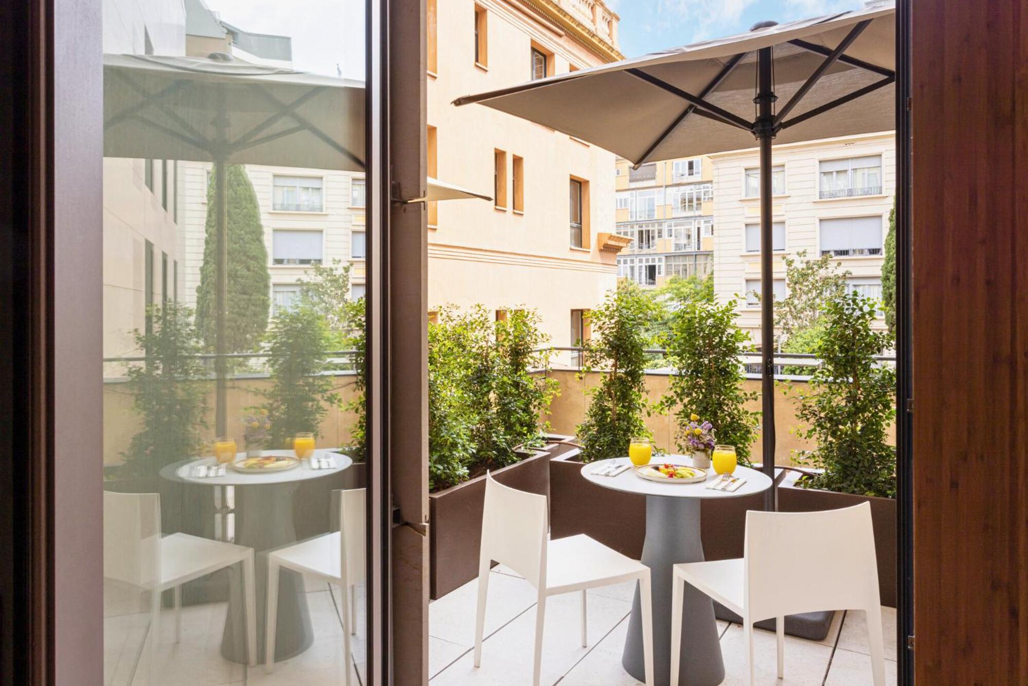 Deluxe Double Room with Balcony photo 2