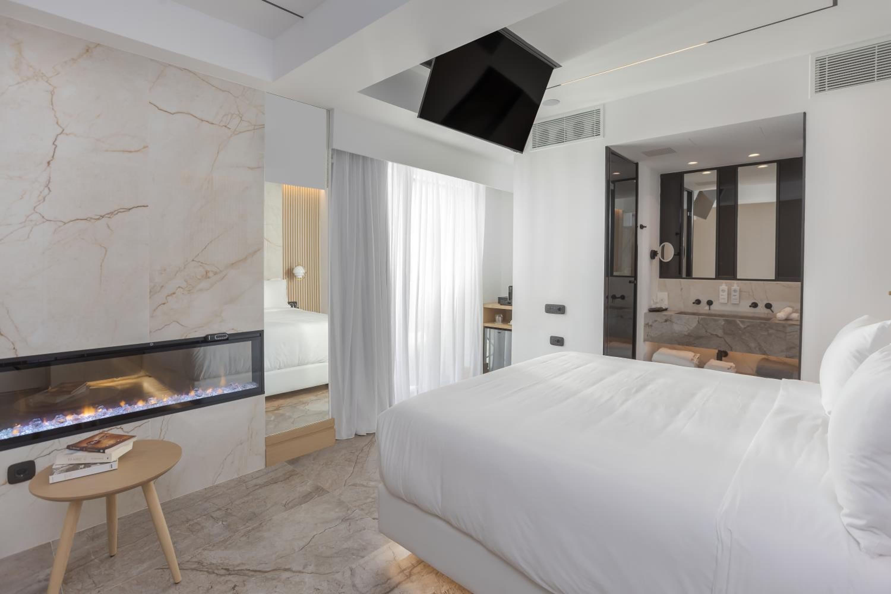 Junior Suite with Private Pool - Photo 7