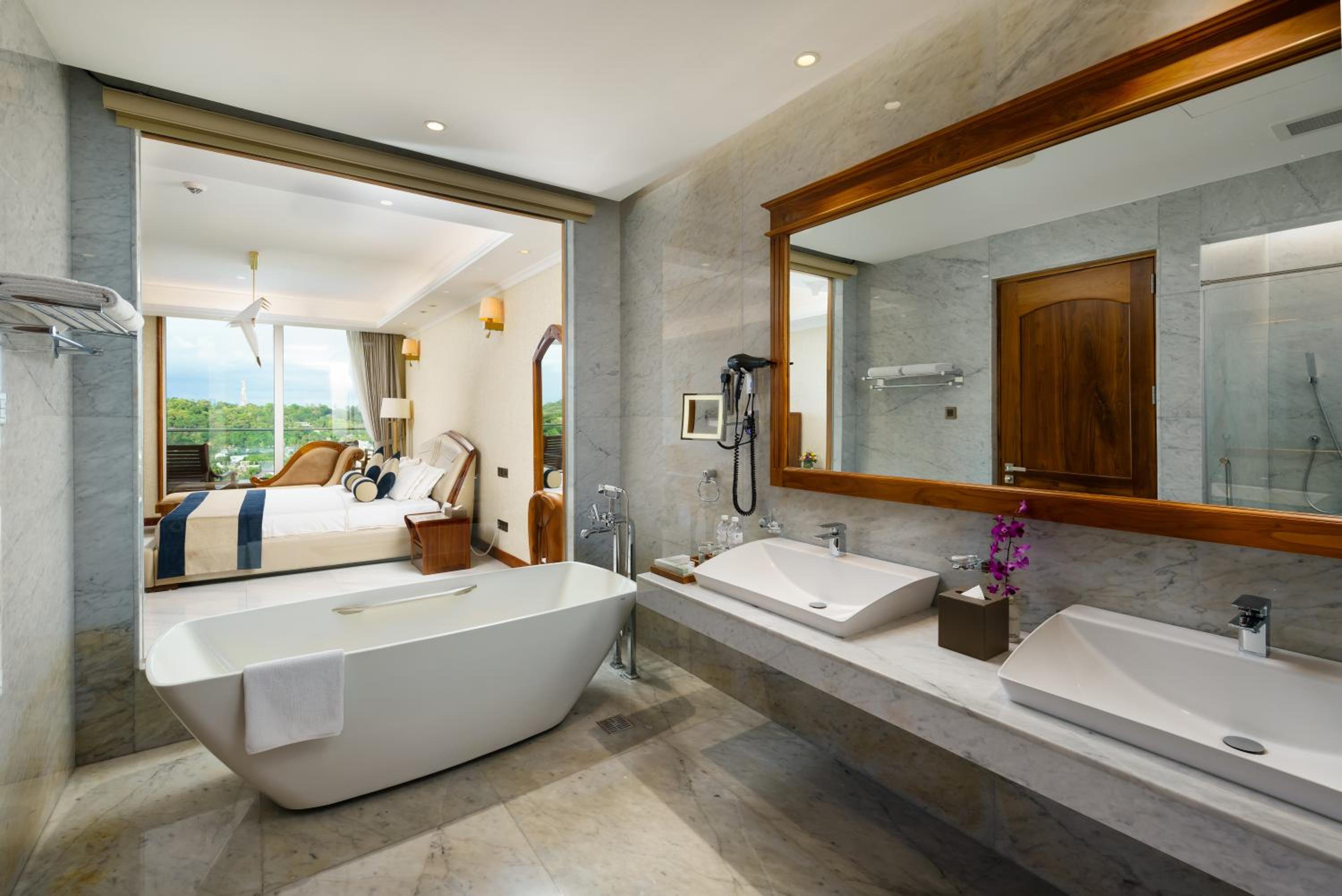 Junior Suite with Balcony - Photo 3