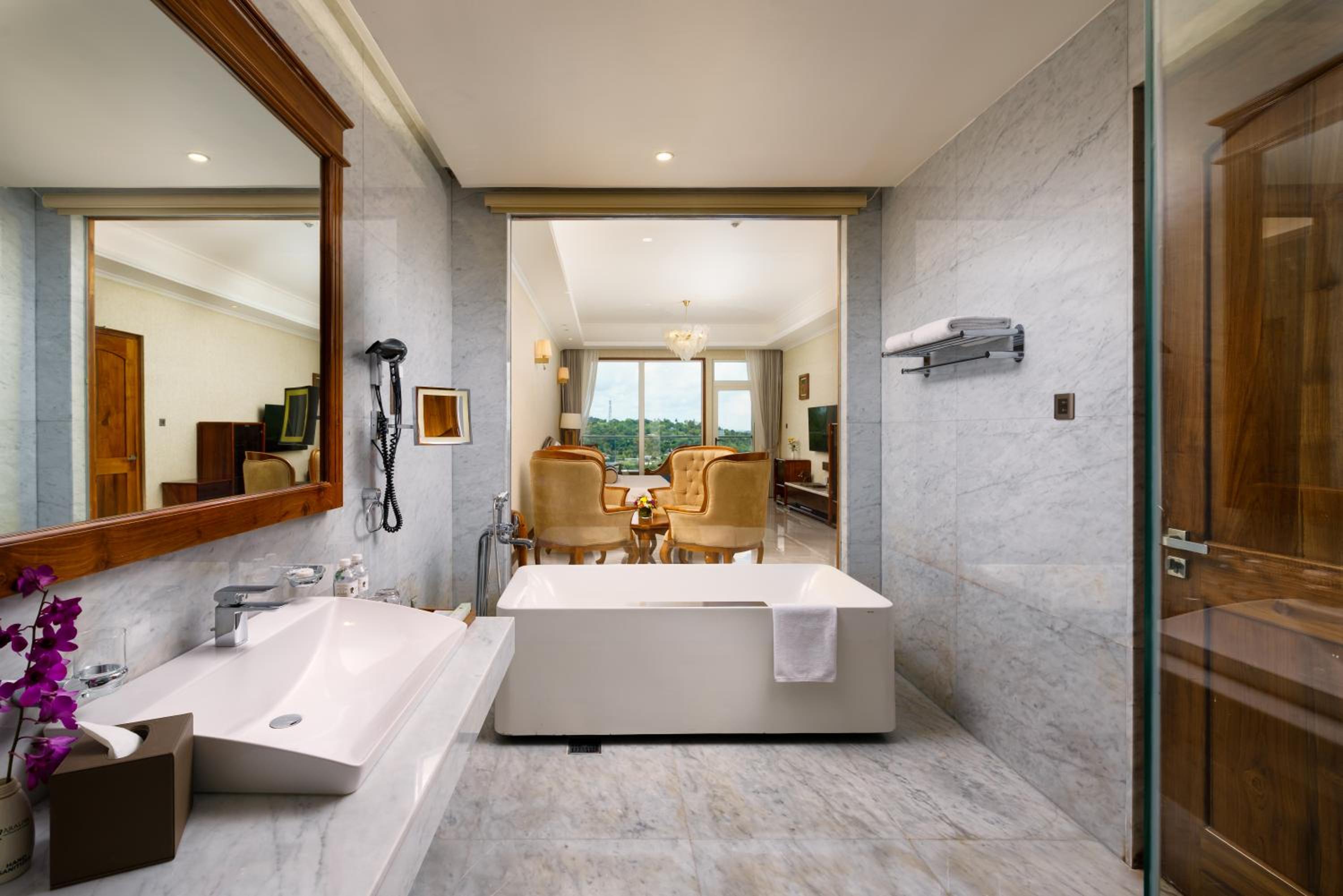 Junior Suite with Balcony - Photo 9