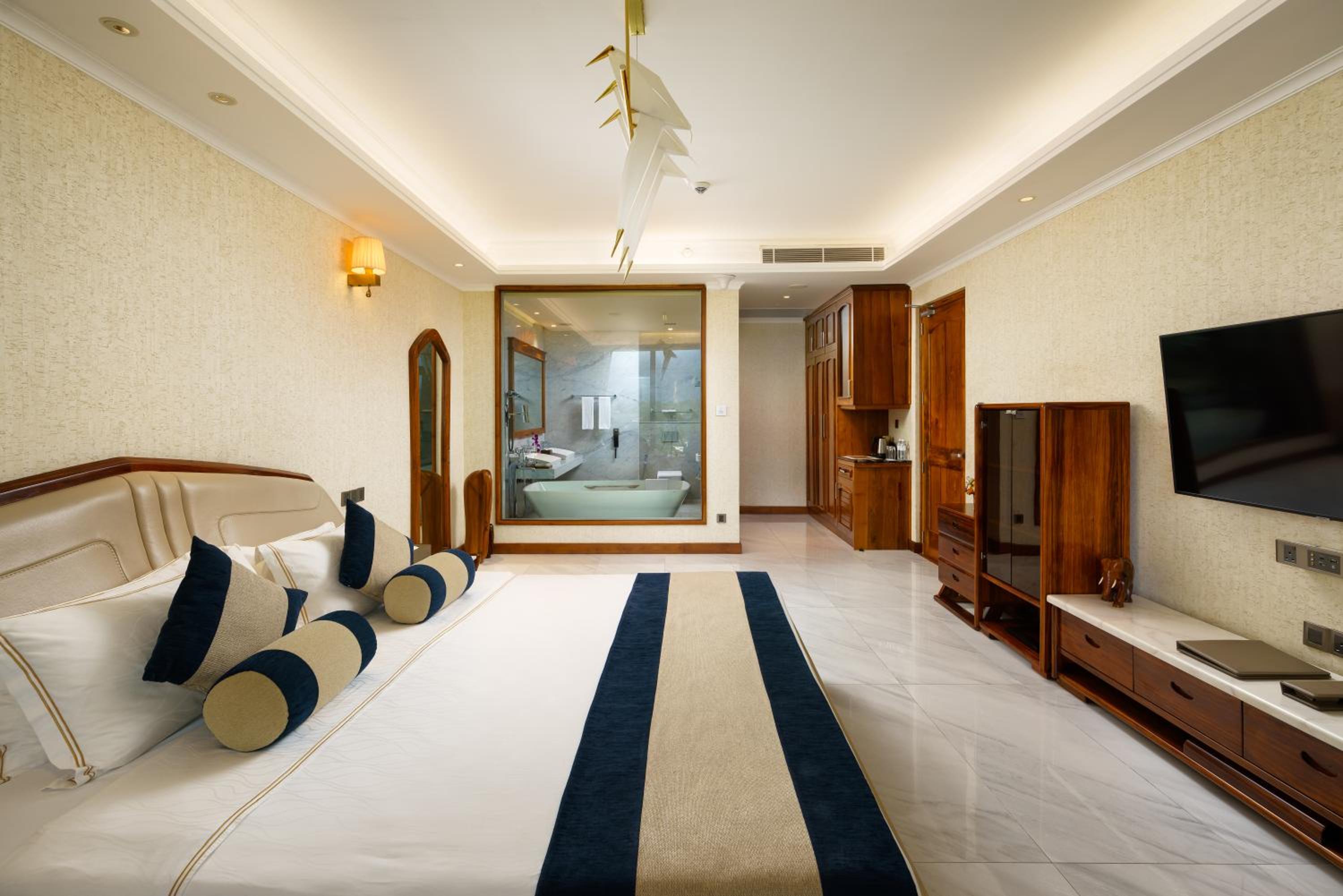 Junior Suite with Balcony - Photo 8