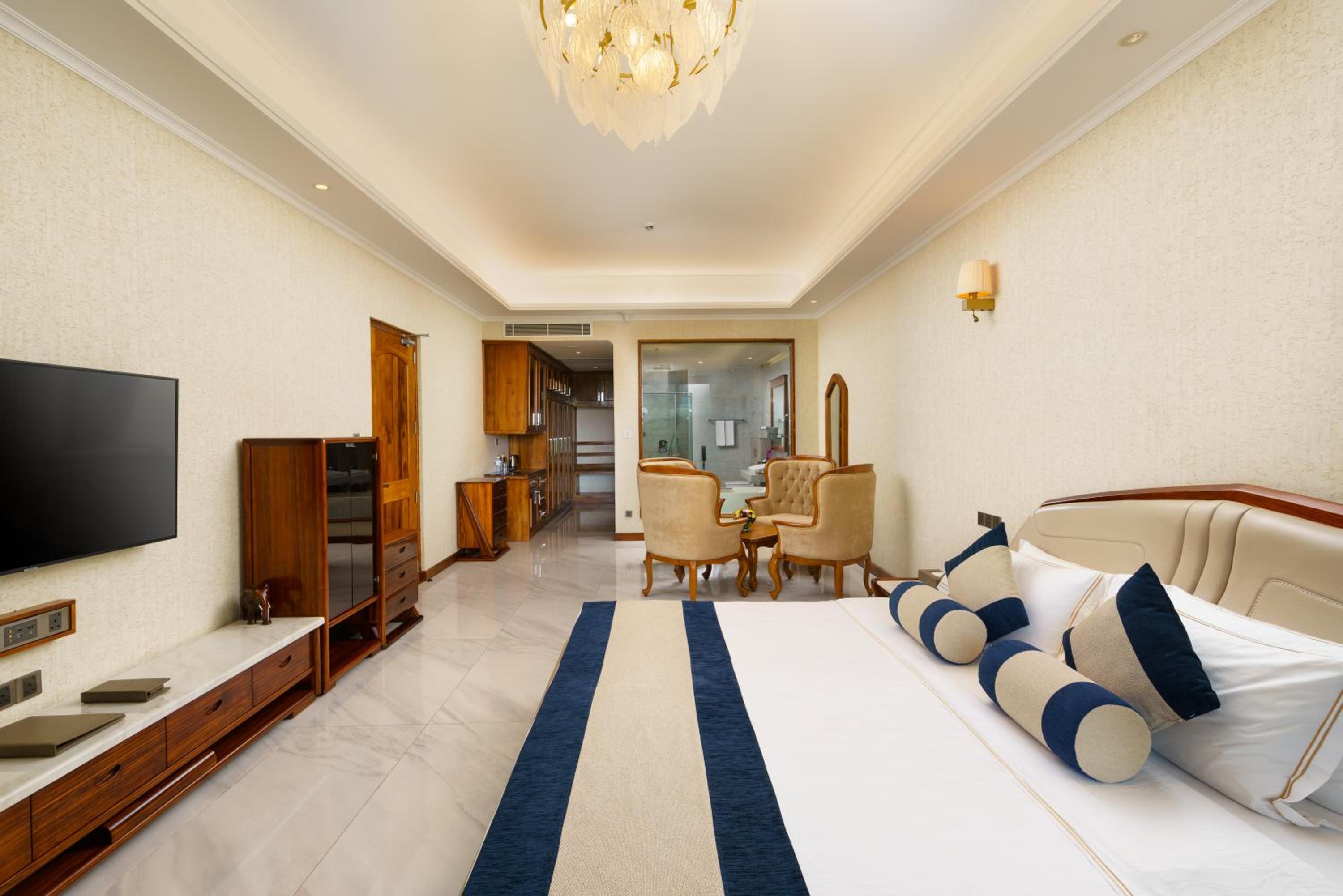 Junior Suite with Balcony - Photo 7