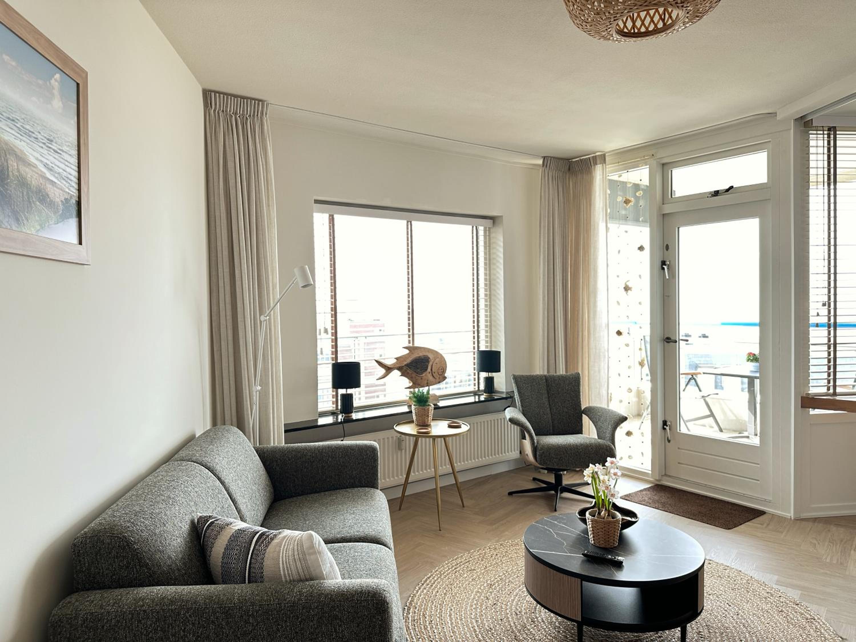One-Bedroom Apartment with Balcony and Sea View photo 3