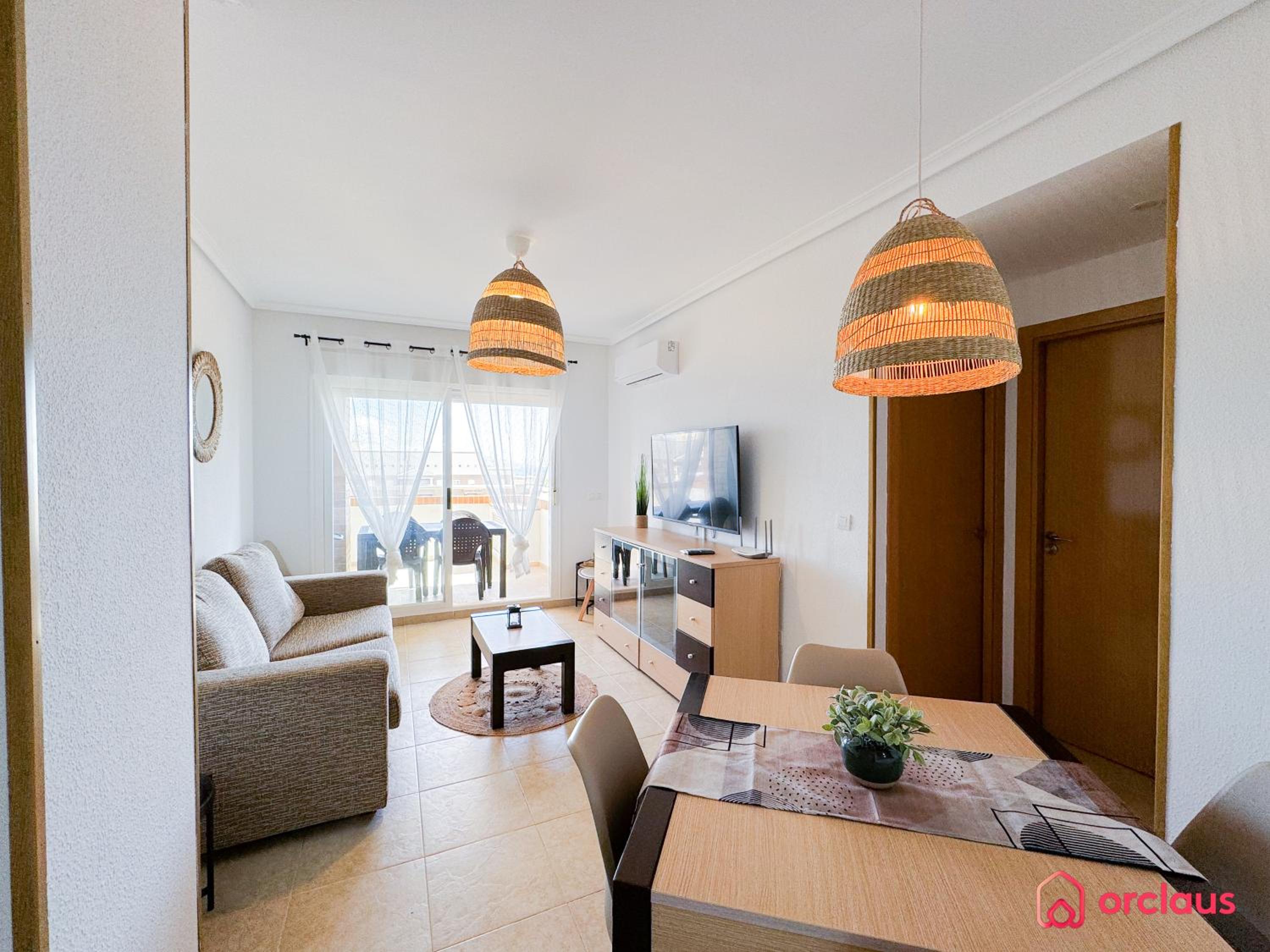 Apartamento de dos habitaciones con balcón y vista al mar