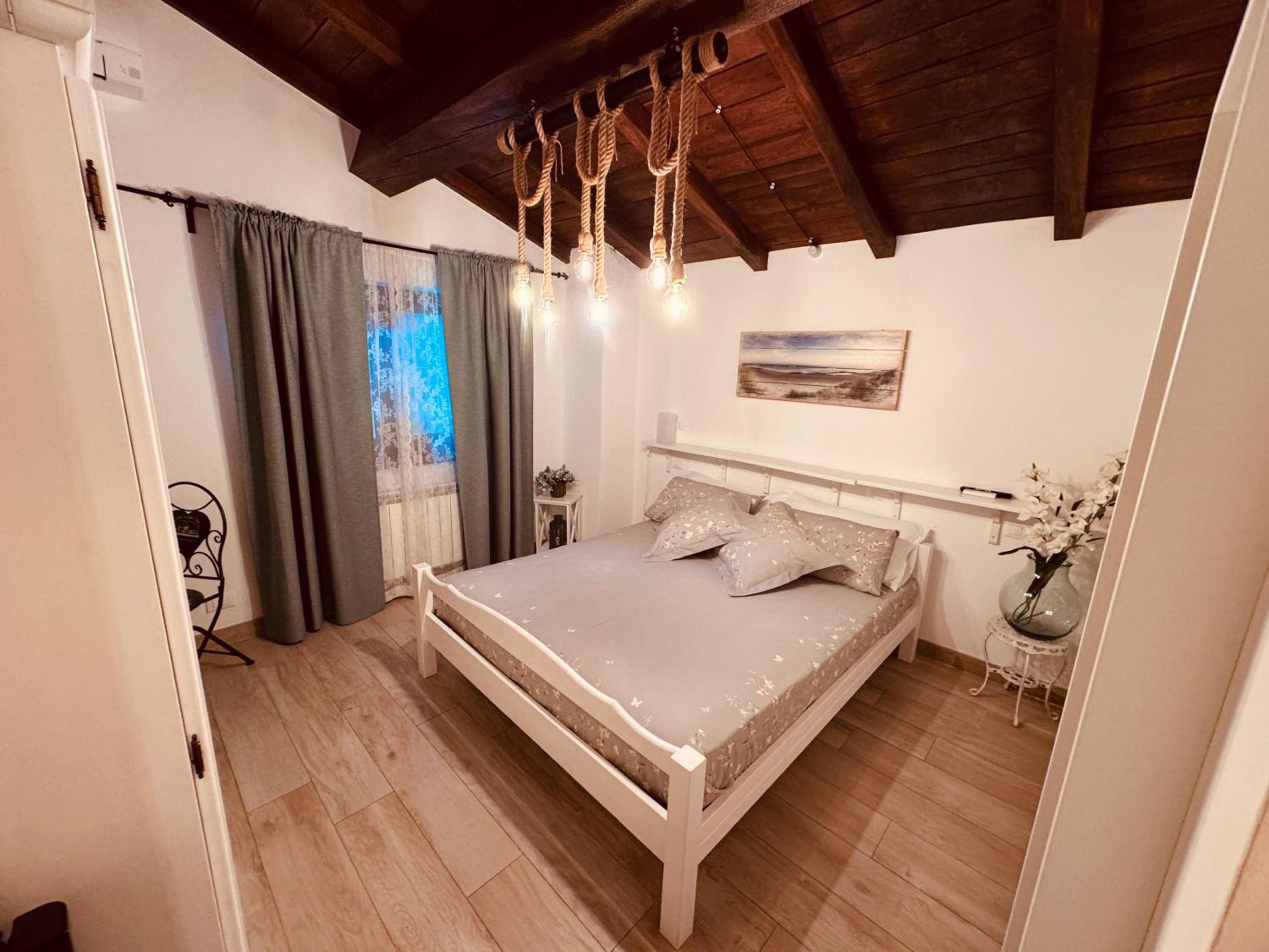 Large Double Room - Photo 4