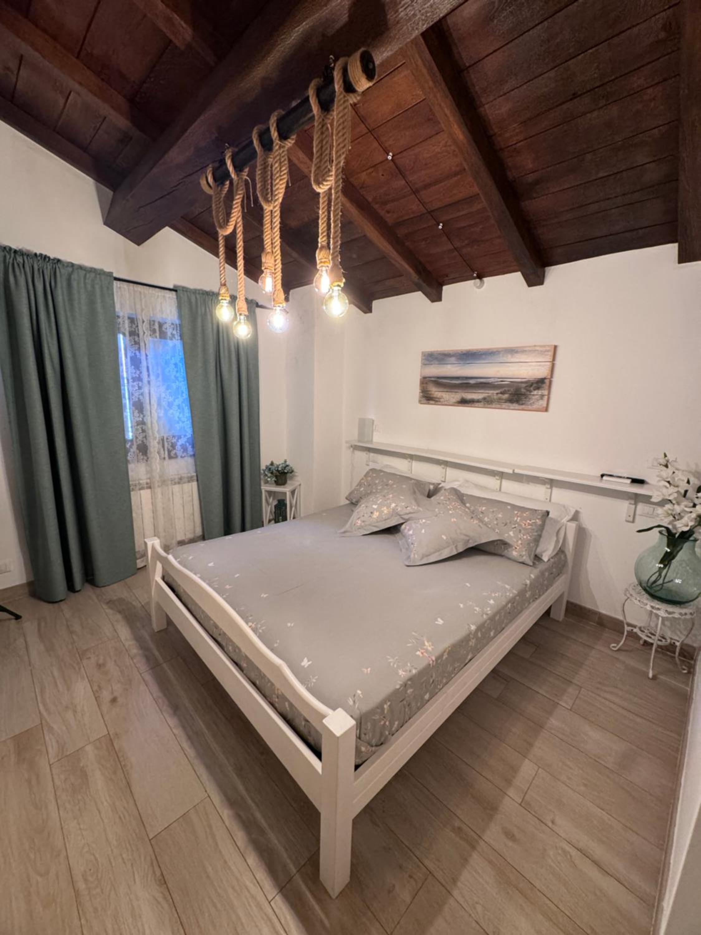 Large Double Room - Photo 6