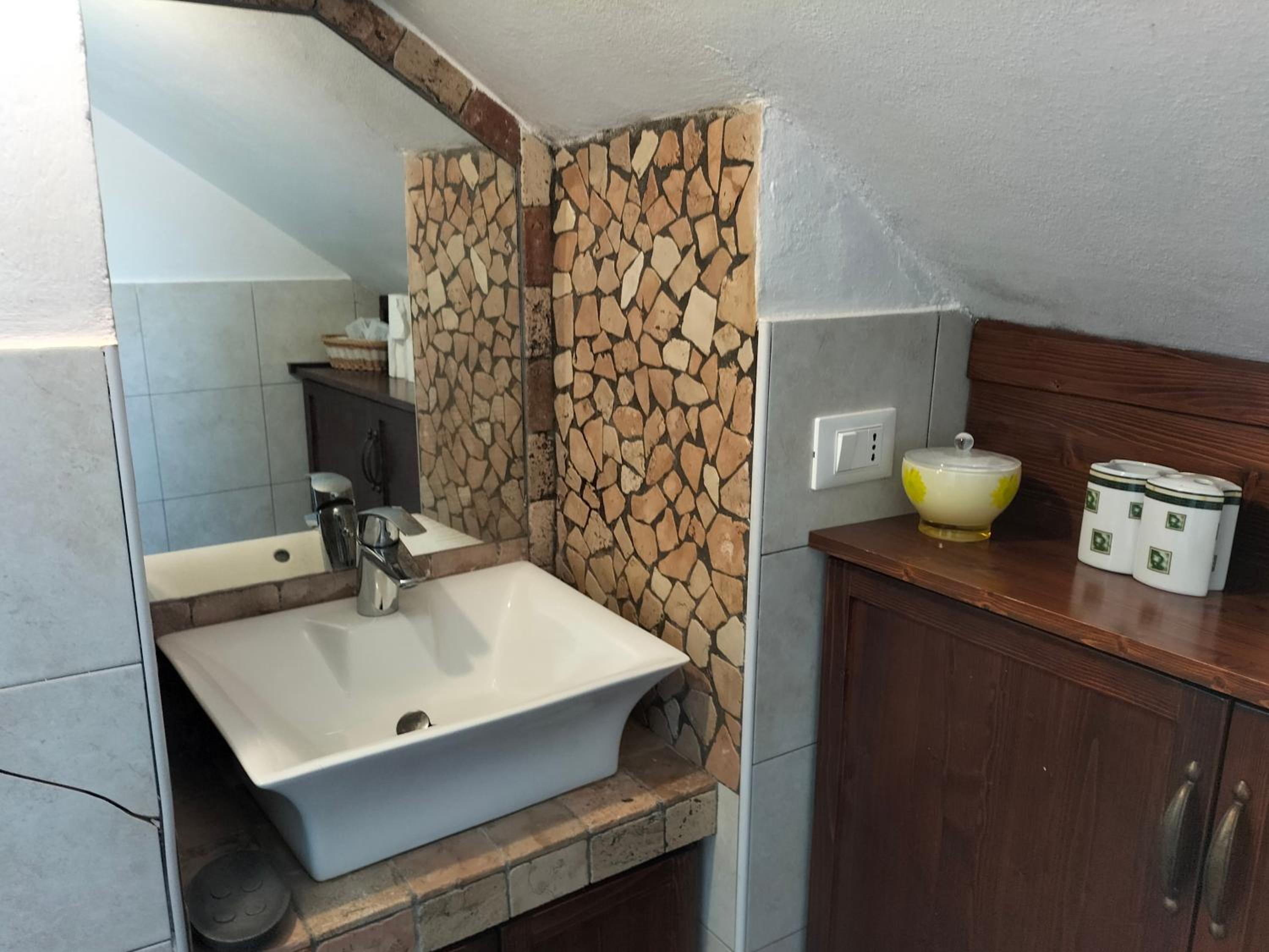 Standard Triple Room - Photo 8