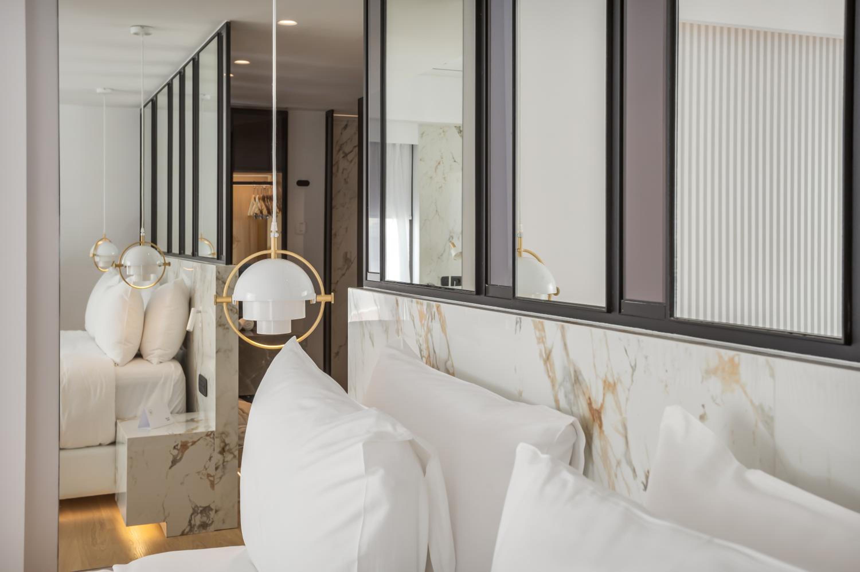 Luxury Suite - Photo 8