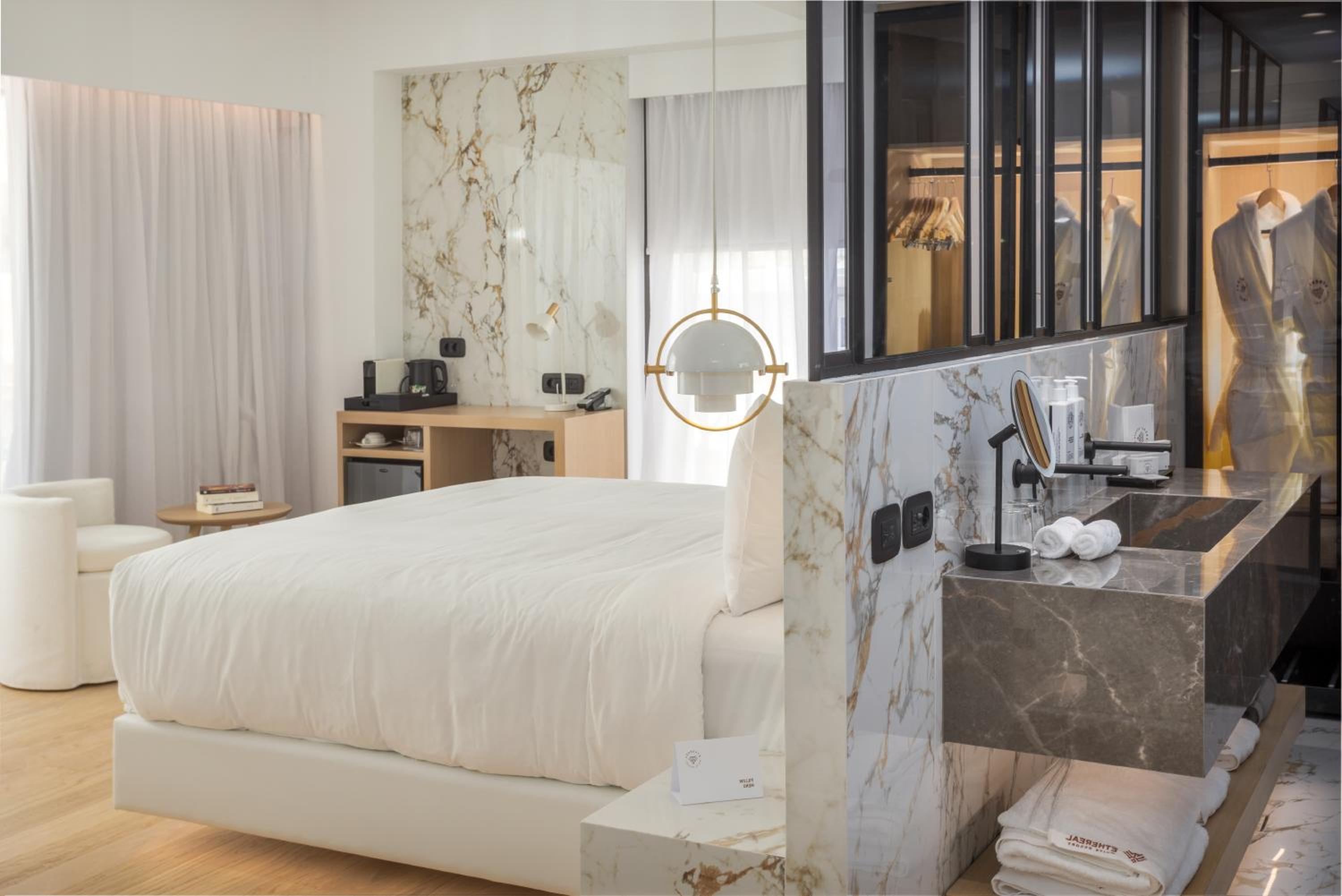 Luxury Suite - Photo 10