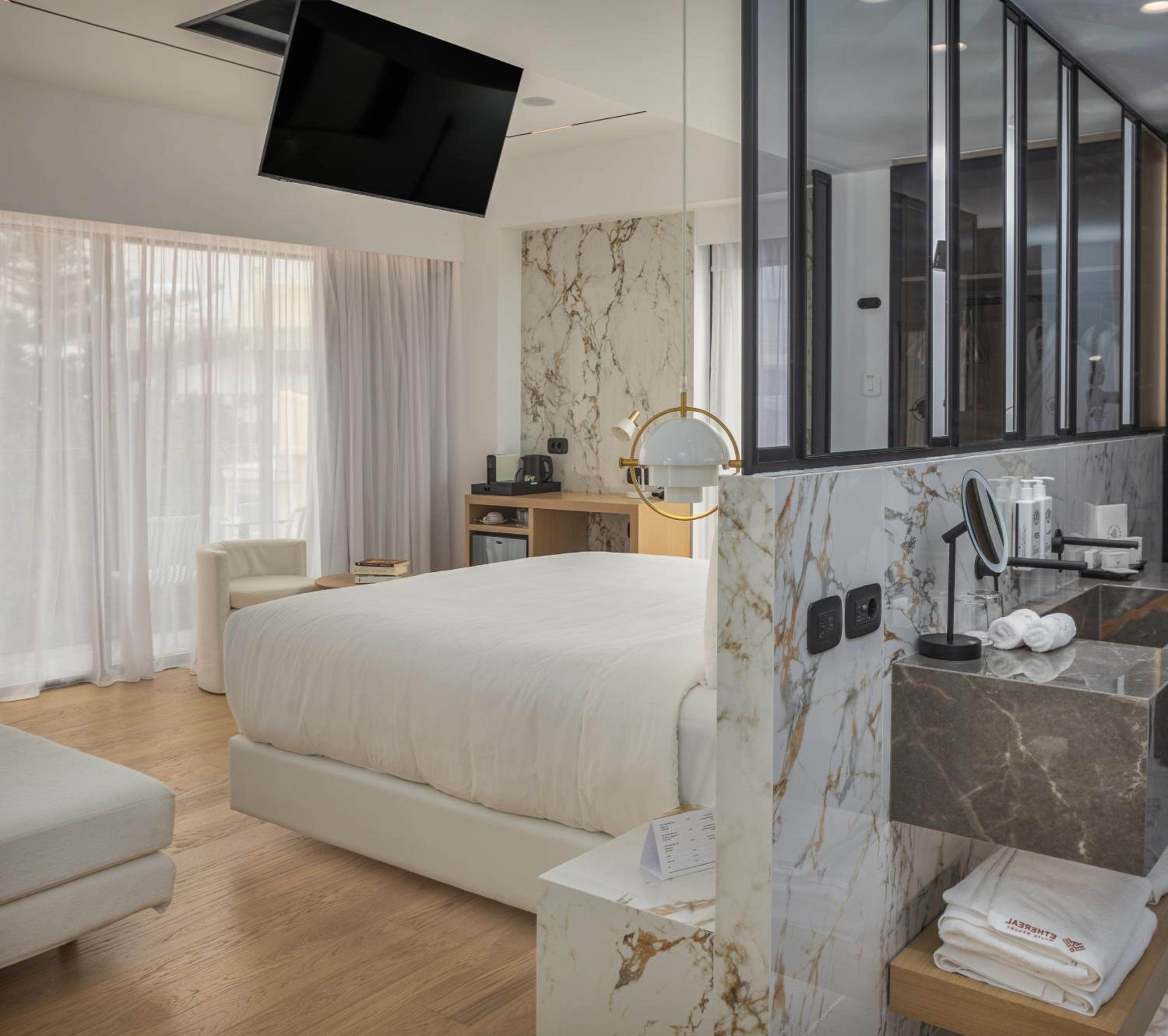 Luxury Suite - Photo 7
