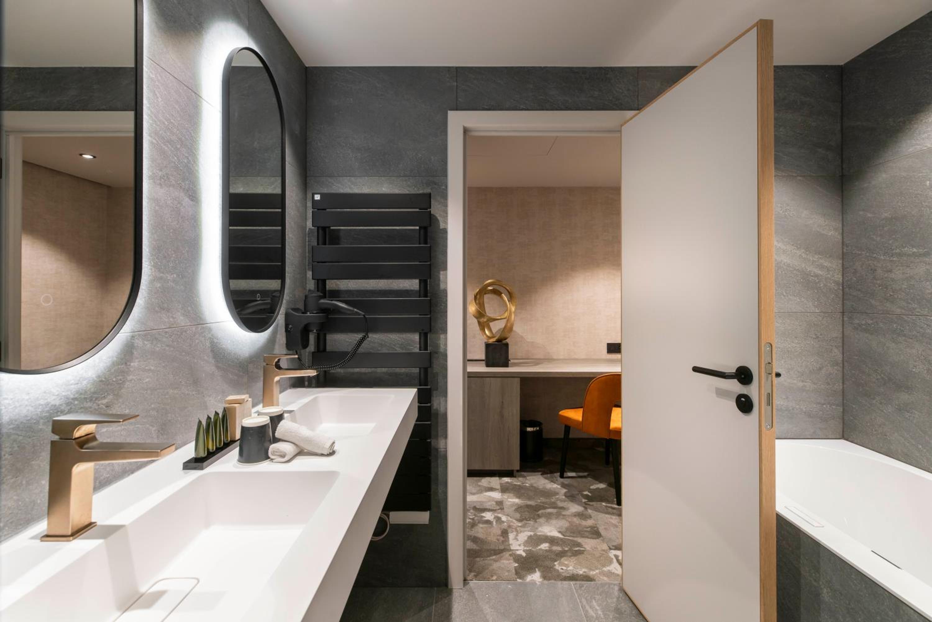 Suite with Spa Bath - Photo 3