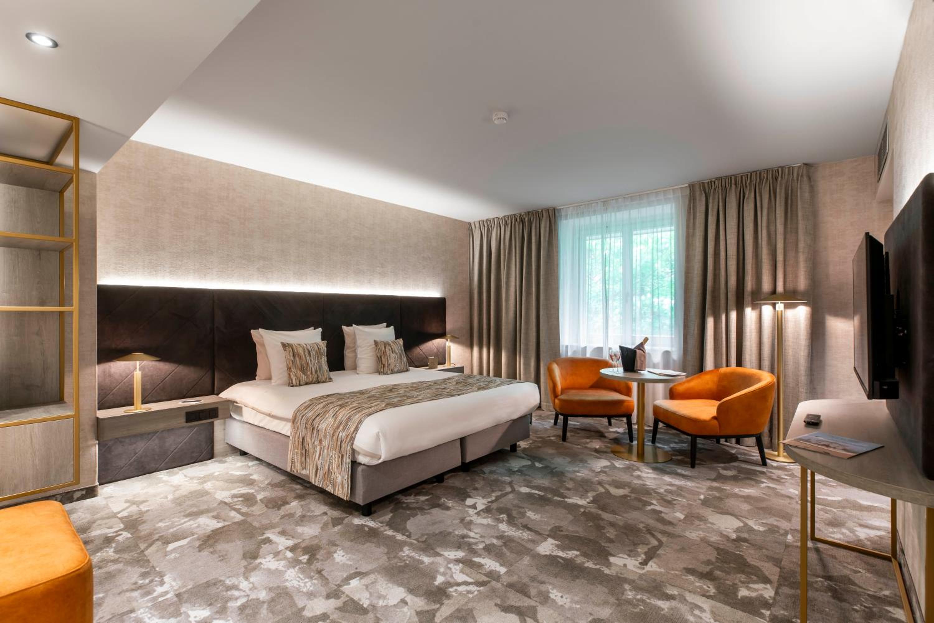 Suite with Spa Bath - Photo 4