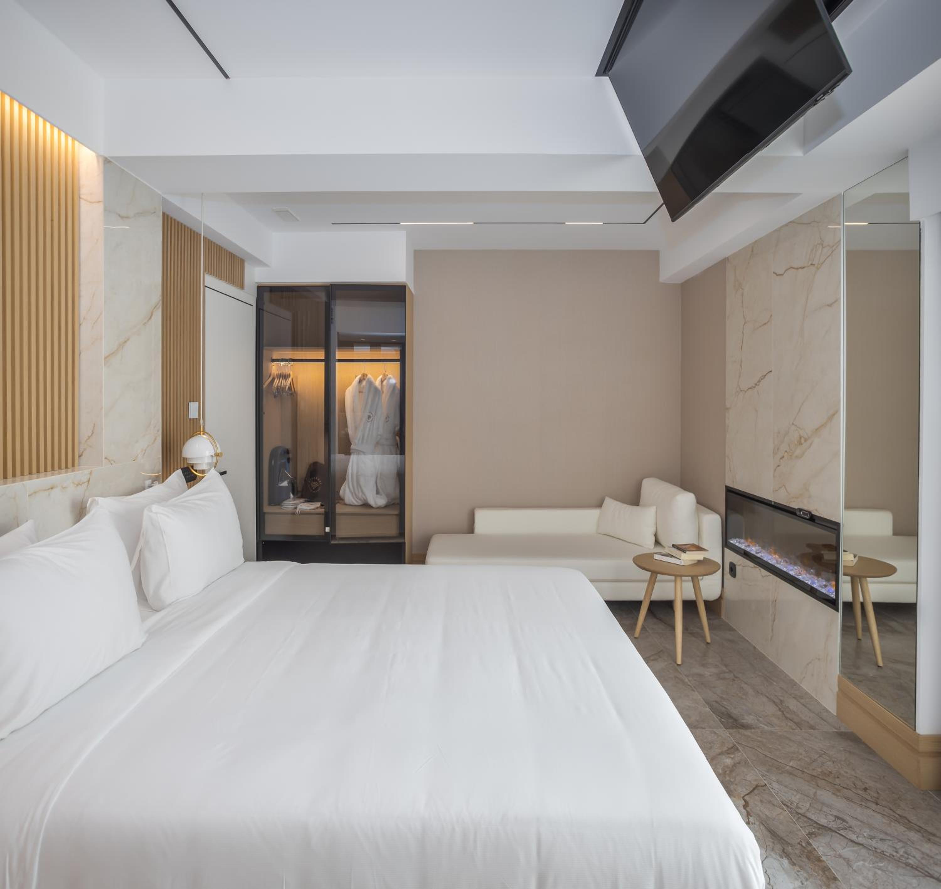 Luxury Suite with Private Pool - Photo 3