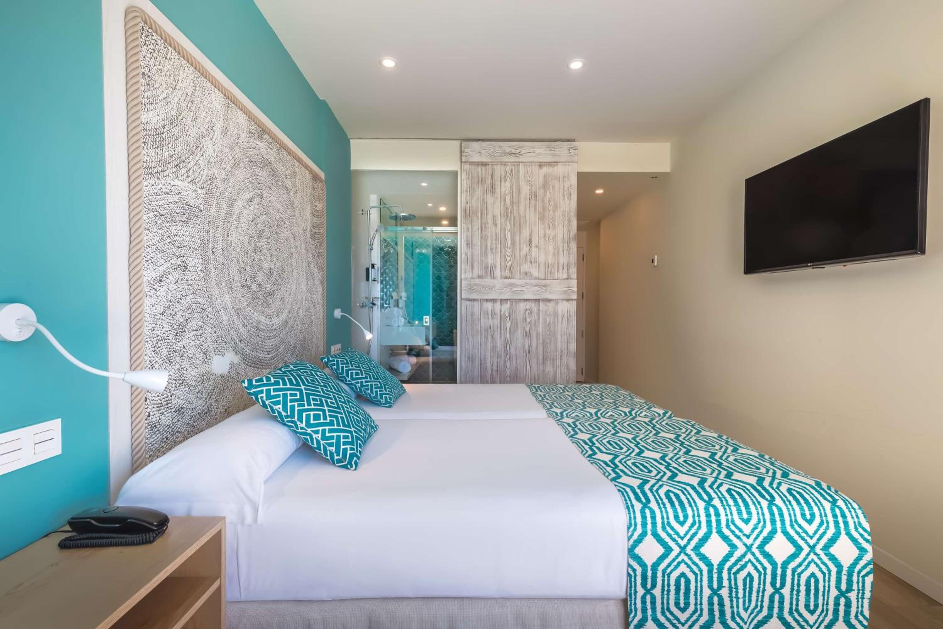 Double or Twin Room with Side Sea View - Photo 2