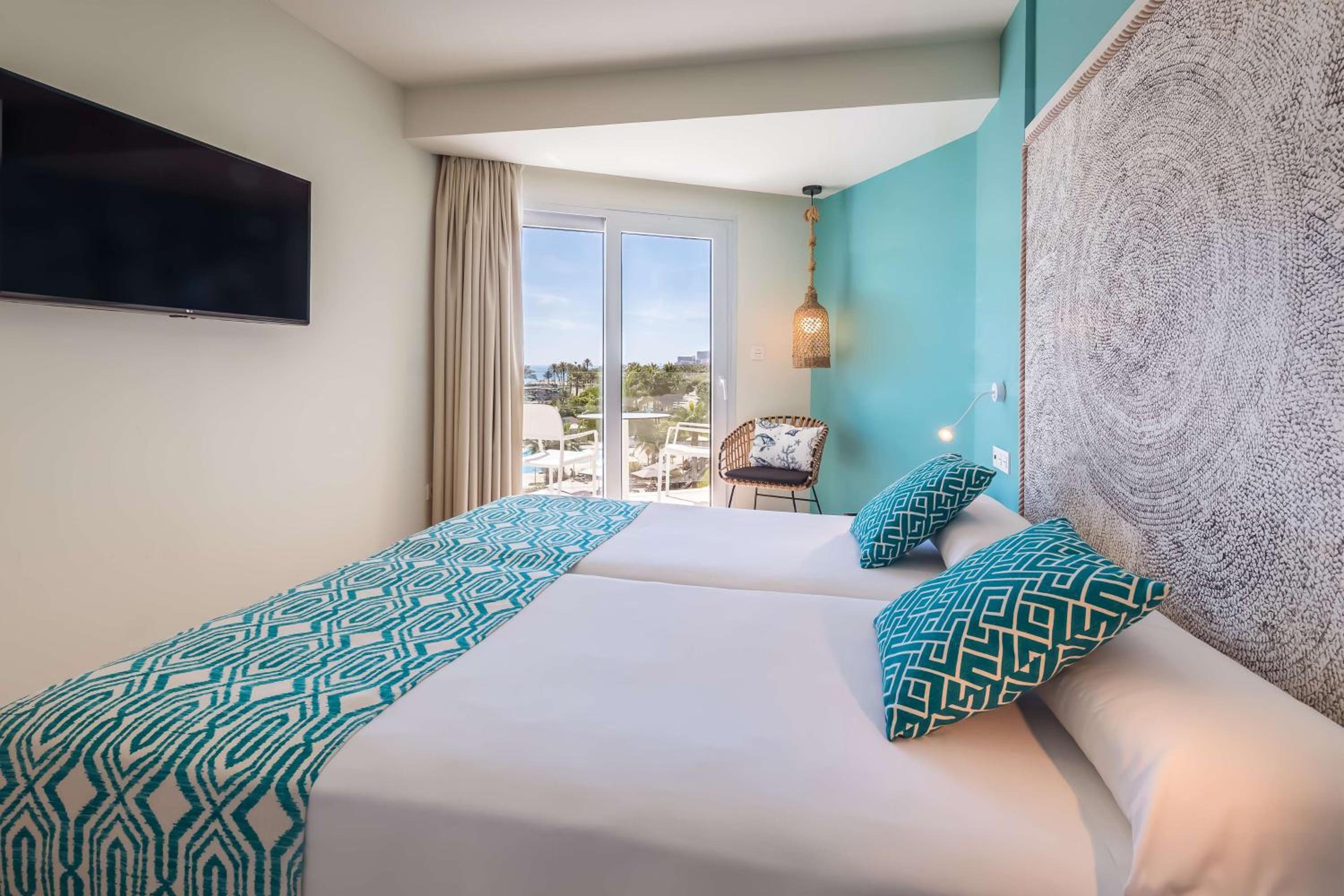 Double or Twin Room with Side Sea View - Photo 3