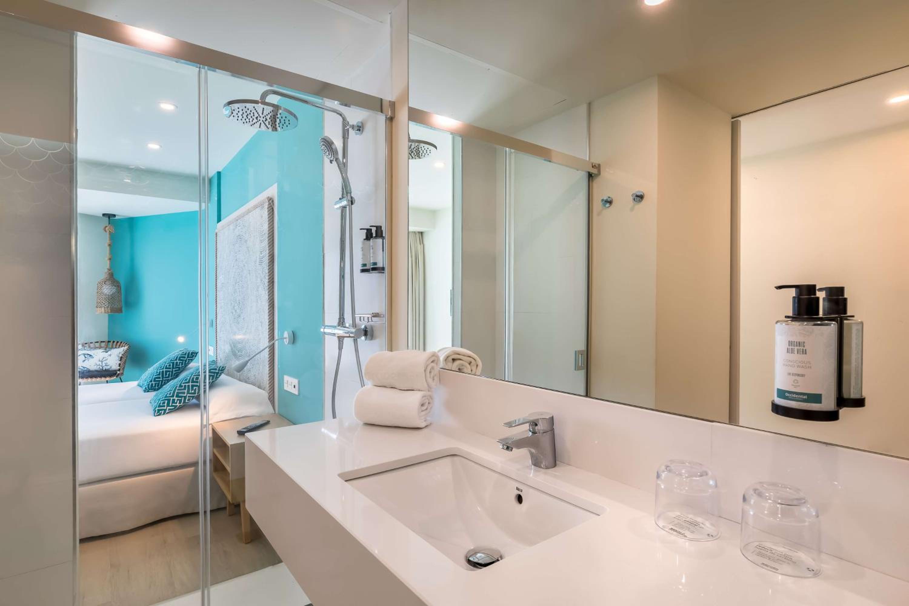 Double or Twin Room with Side Sea View - Photo 4